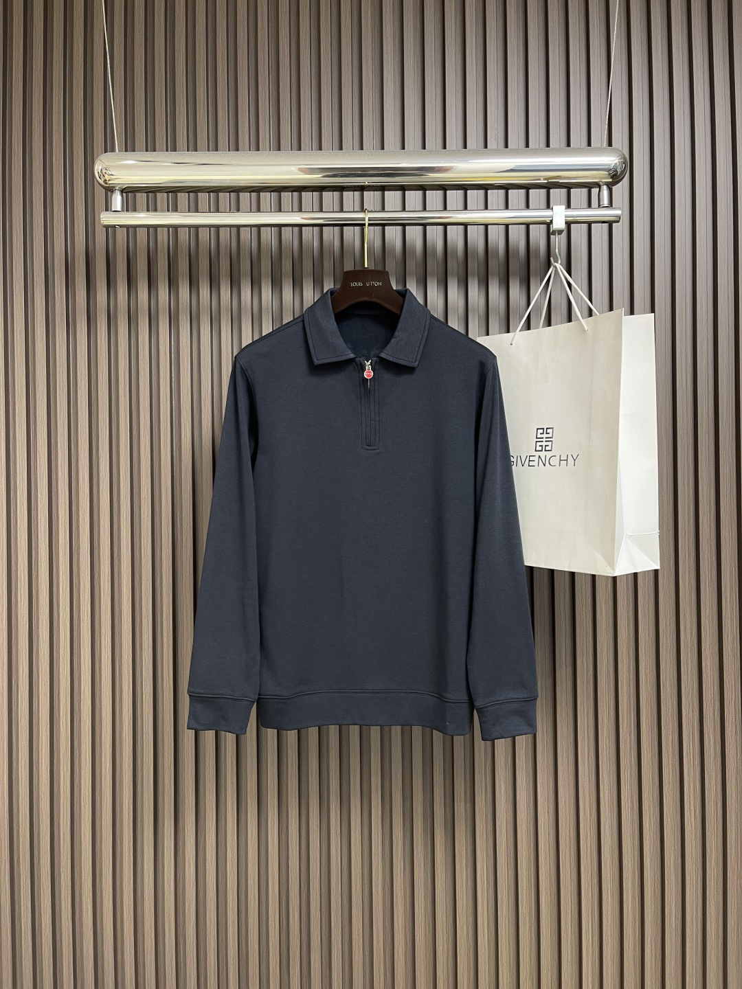🛒🛒Kiton 2025ss秋冬款莫代尔羊绒打底衫长T桖！入手便知非常柔软，翻领半拉设计 表面有着莫代尔