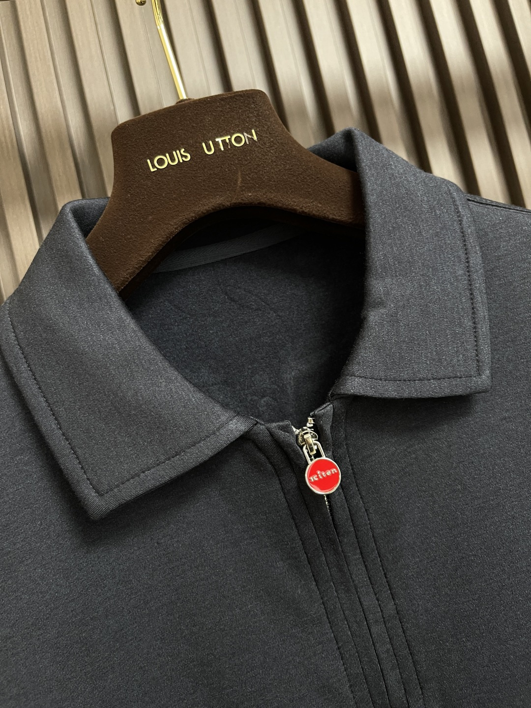 🛒🛒Kiton 2025ss秋冬款莫代尔羊绒打底衫长T桖！入手便知非常柔软，翻领半拉设计 表面有着莫代尔