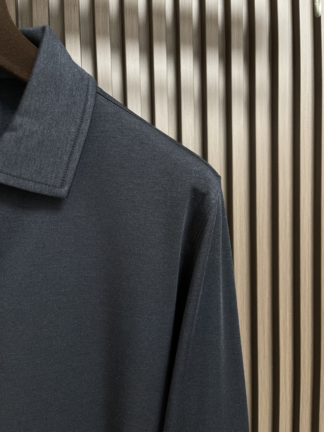 🛒🛒Kiton 2025ss秋冬款莫代尔羊绒打底衫长T桖！入手便知非常柔软，翻领半拉设计 表面有着莫代尔
