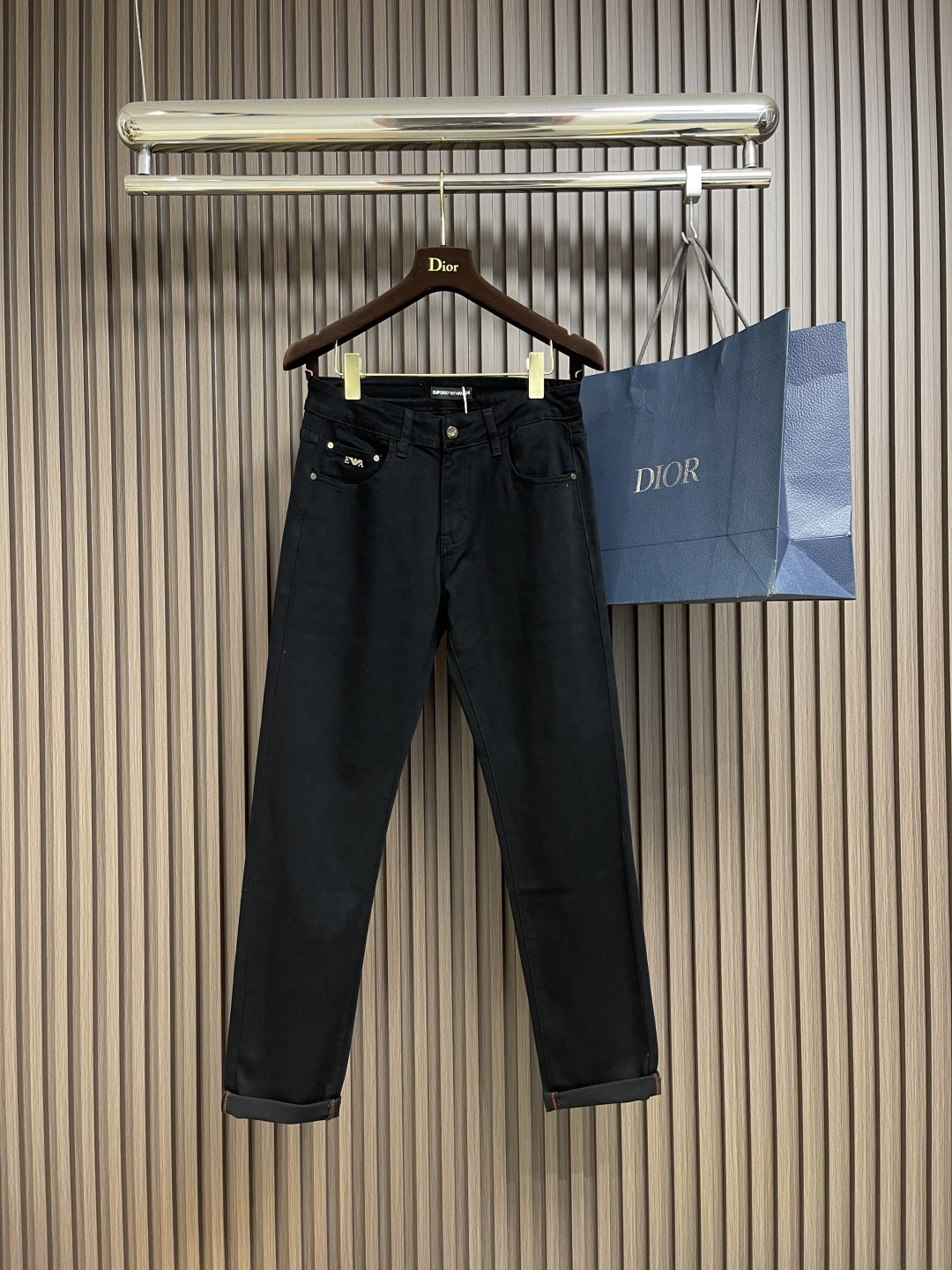 NO:572193,Emporio Armani EA 2025FW slim fit jeans, early autumn new model, shipped from OEM. Imported denim fabric, slightly elastic, naturally slim and slim. Soft and delicate feel, mid-waist, classic five pockets. Three-dimensional tailoring shows perfect shaping. Customized leather hardware logo, super western style, high-end appearance. Double hook stitching, exquisite workmanship, details show quality. Size 28-40, no 35  37,,armani,jeans,alexander wang19860909Emporio Armani EA 2025FW 修身牛仔裤、早秋新款,代工厂出货.进口牛仔布面料、略带弹性、自然修身显瘦.手感柔软、细腻、中腰、经典五口袋.立体剪裁展现完美塑形.客供定制皮质五金Logo,超级洋气、高端品相.双勾线缝制、工艺精湛、细节显品质.尺码28-40 无35 37,,armani,jeans,alexander wang,Men's clothing