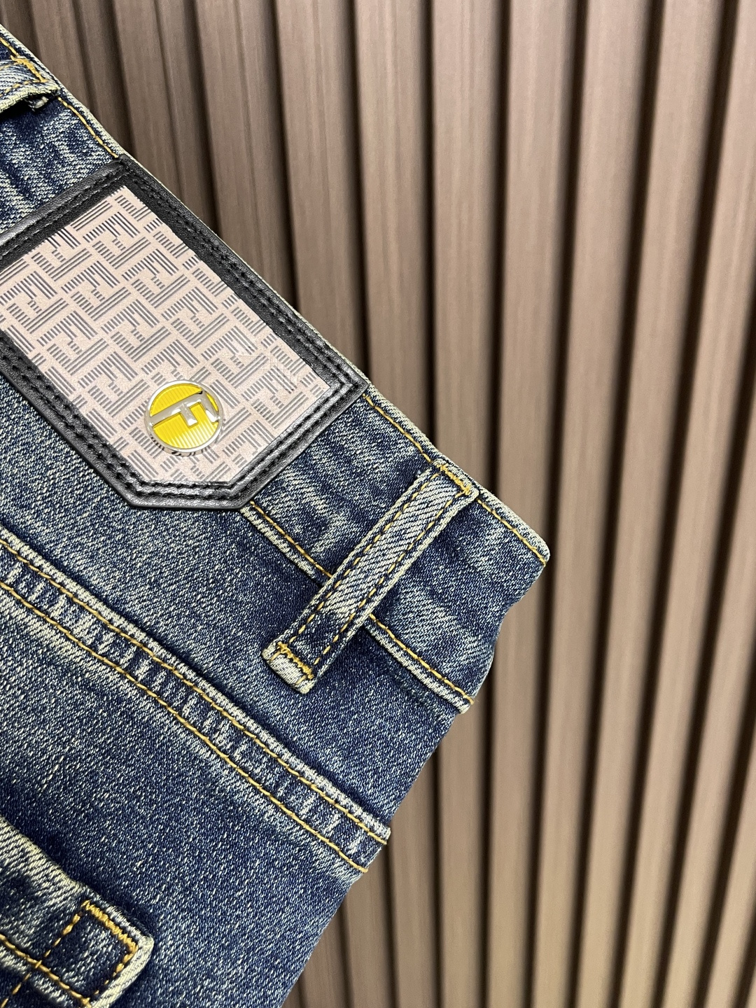 🛒🛒Fendi 新款卷边牛仔裤，订制进口丹宁布料，质感卓然。经典五袋设计，后腰 logo标识设计，原厂一