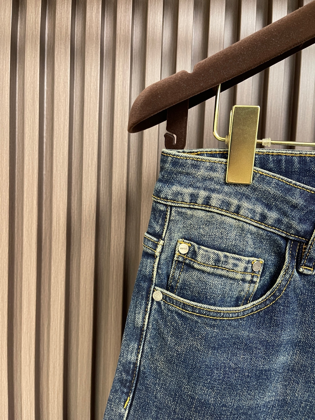 🛒🛒Fendi 新款卷边牛仔裤，订制进口丹宁布料，质感卓然。经典五袋设计，后腰 logo标识设计，原厂一