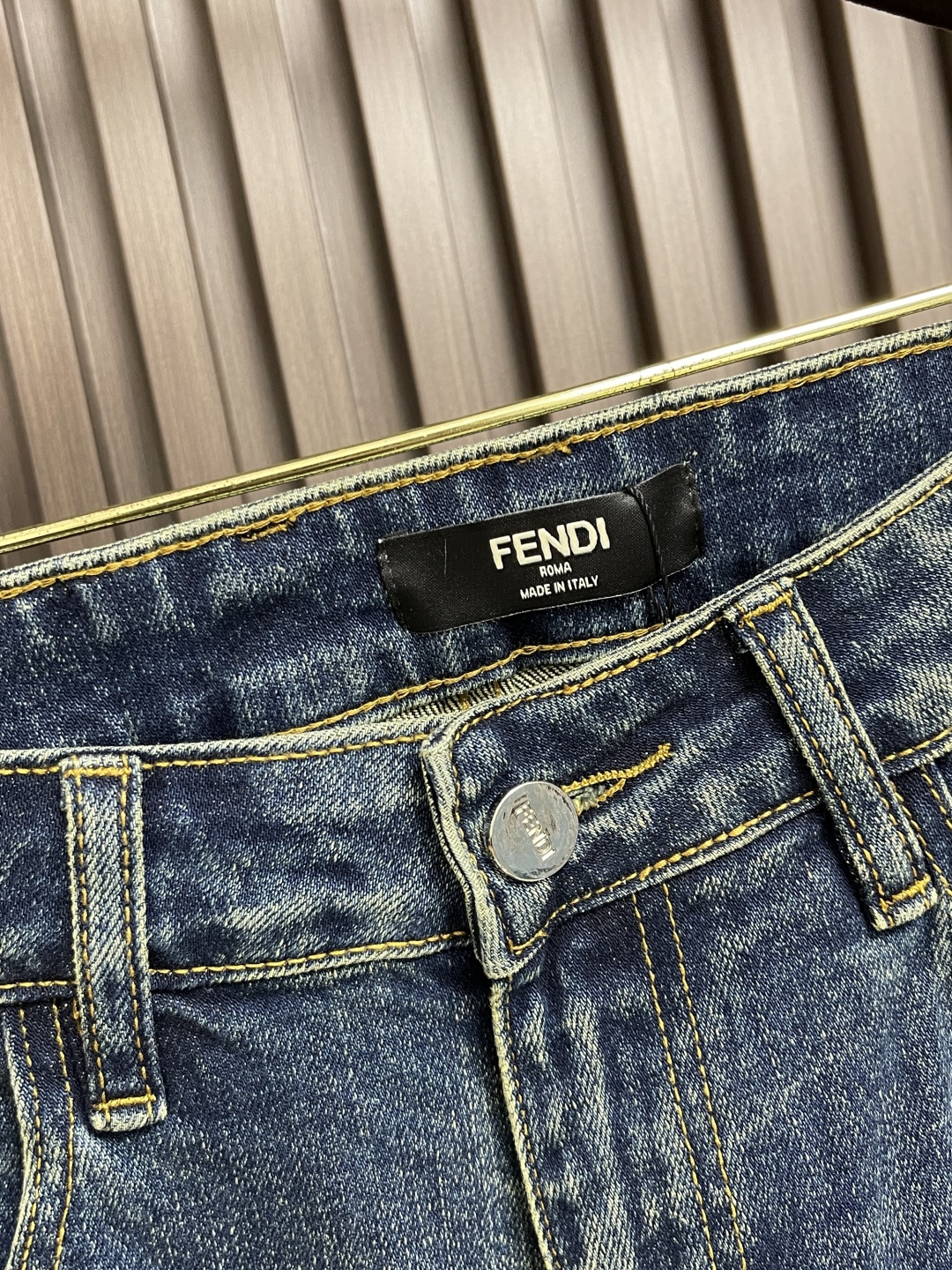 🛒🛒Fendi 新款卷边牛仔裤，订制进口丹宁布料，质感卓然。经典五袋设计，后腰 logo标识设计，原厂一