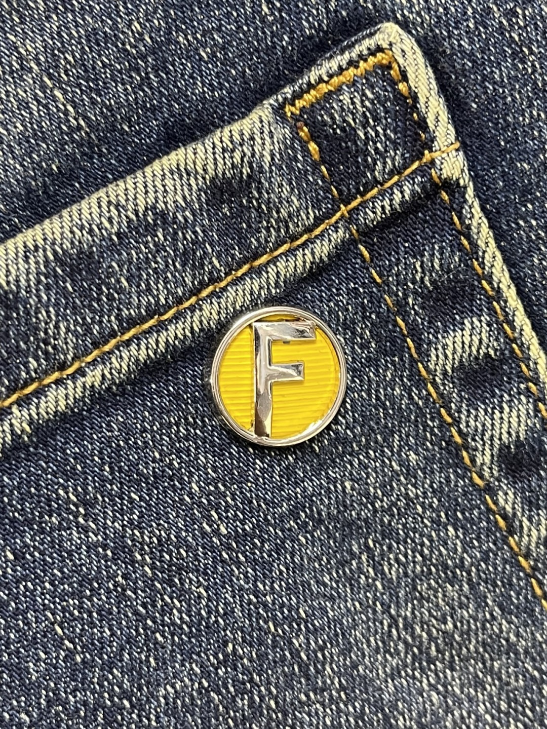🛒🛒Fendi 新款卷边牛仔裤，订制进口丹宁布料，质感卓然。经典五袋设计，后腰 logo标识设计，原厂一