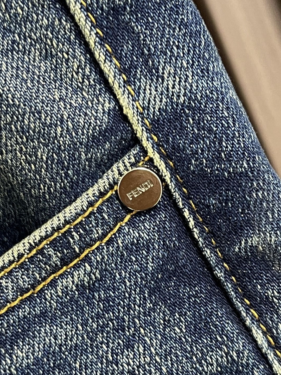 🛒🛒Fendi 新款卷边牛仔裤，订制进口丹宁布料，质感卓然。经典五袋设计，后腰 logo标识设计，原厂一
