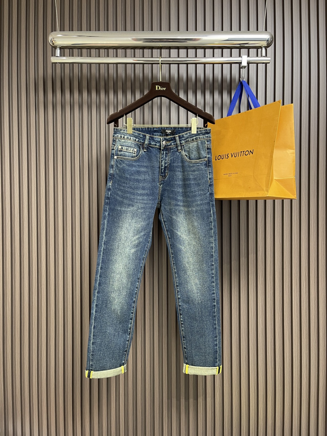 🛒🛒Fendi 新款卷边牛仔裤，订制进口丹宁布料，质感卓然。经典五袋设计，后腰 logo标识设计，原厂一