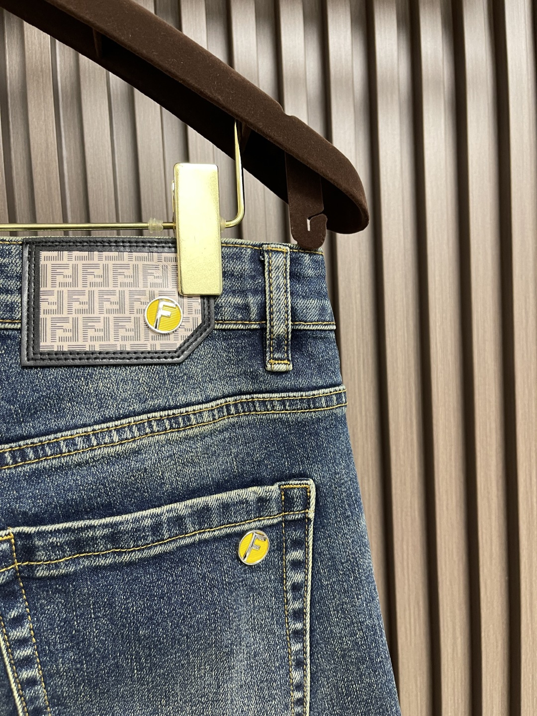 🛒🛒Fendi 新款卷边牛仔裤，订制进口丹宁布料，质感卓然。经典五袋设计，后腰 logo标识设计，原厂一