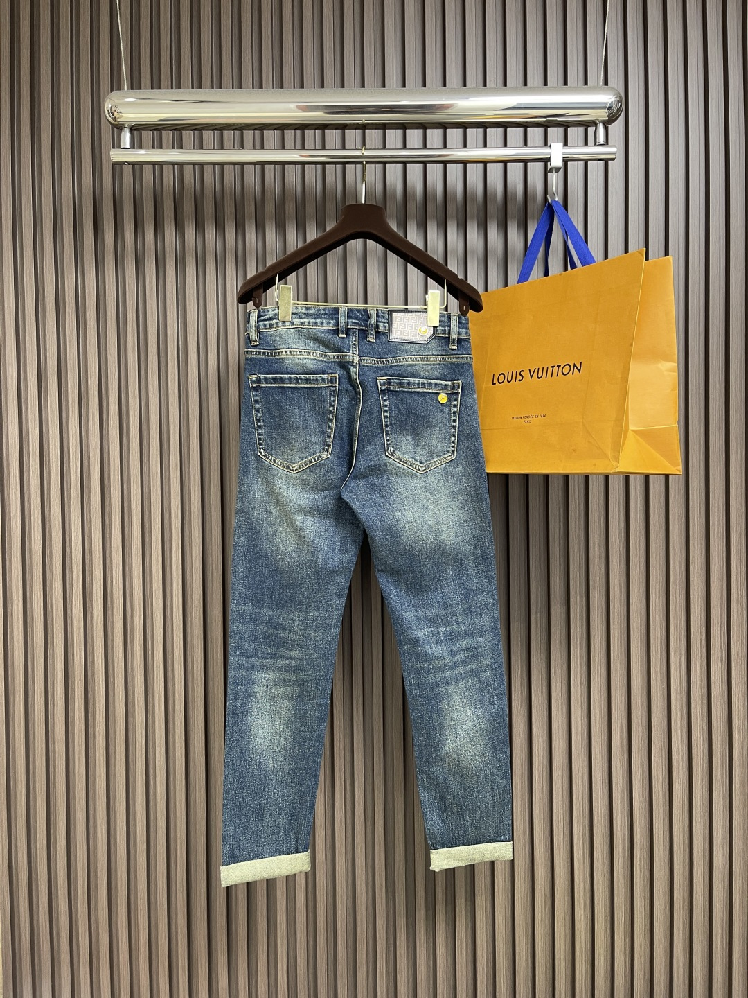 🛒🛒Fendi 新款卷边牛仔裤，订制进口丹宁布料，质感卓然。经典五袋设计，后腰 logo标识设计，原厂一