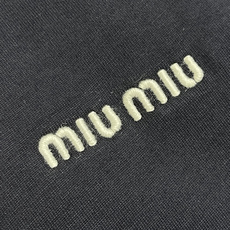🛒🛒MIUMIU 2025SS圆领藏青色长袖T恤,采用高品级24支精梳棉纱线,通过「先染后织」工艺确保色 🛒🛒MIUMIU 2025SS圆领藏青色长袖T恤,采用高品级24支精梳棉纱线,通过「先染后织」工艺确保色