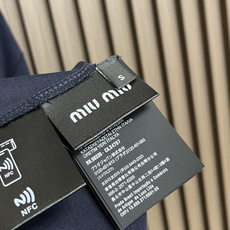 🛒🛒MIUMIU 2025SS圆领藏青色长袖T恤,采用高品级24支精梳棉纱线,通过「先染后织」工艺确保色 🛒🛒MIUMIU 2025SS圆领藏青色长袖T恤,采用高品级24支精梳棉纱线,通过「先染后织」工艺确保色