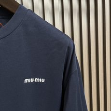 🛒🛒MIUMIU 2025SS圆领藏青色长袖T恤,采用高品级24支精梳棉纱线,通过「先染后织」工艺确保色 🛒🛒MIUMIU 2025SS圆领藏青色长袖T恤,采用高品级24支精梳棉纱线,通过「先染后织」工艺确保色