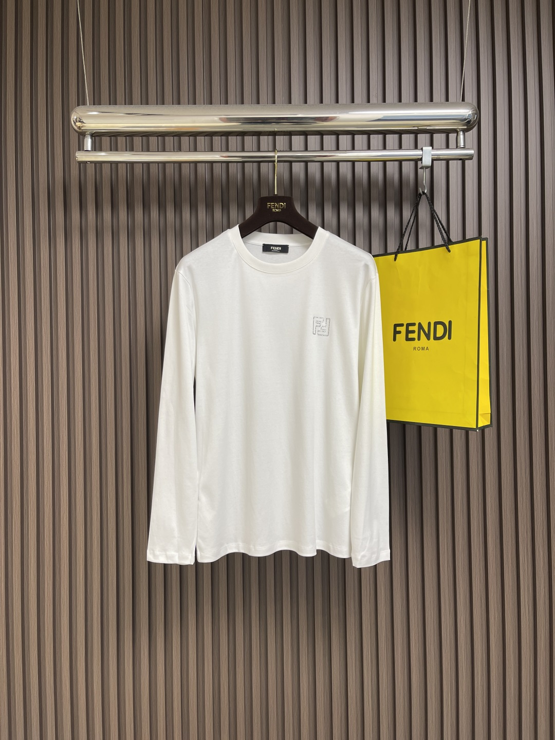 NO:573270,FENDI 2025SS early autumn round neck long-sleeved T-shirt, imported original fabric, top-notch printing technology letter pattern logo, unique design, comfortable and breathable upper body, extremely high grade, handsome upper body. Size M-3XL,, fendi, tees, t-shirt, alexander wang19860909FENDI 2025SS早秋圆领长袖t恤,进口原版面料,顶级印花工艺字母图案logo,独特设计,上身舒适透气,档次极高,上身帅气十足.尺码M-3XL,,fendi,tees，t-shirt,alexander wang,Men's clothing