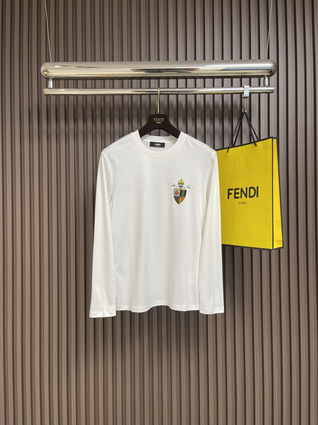 NO:572227,FENDI 2025SS new long-sleeved T-shirt base layer for autumn and winter. It is stretchy, warm and comfortable, and feels comfortable when worn close to the body. Brand logo on the front, top luxury products create high-end taste. Sizes M-3XL,,fendi,tees,t-shirt,alexander wang19860909FENDI 2025SS秋冬新款长袖T恤打底衫,弹力保暖舒适,手感让贴身穿着也无有拘束.前胸品牌 logo 标识,顶尖奢品缔造高端品位.尺码M-3XL,,fendi,tees，t-shirt,alexander wang,Men's clothing