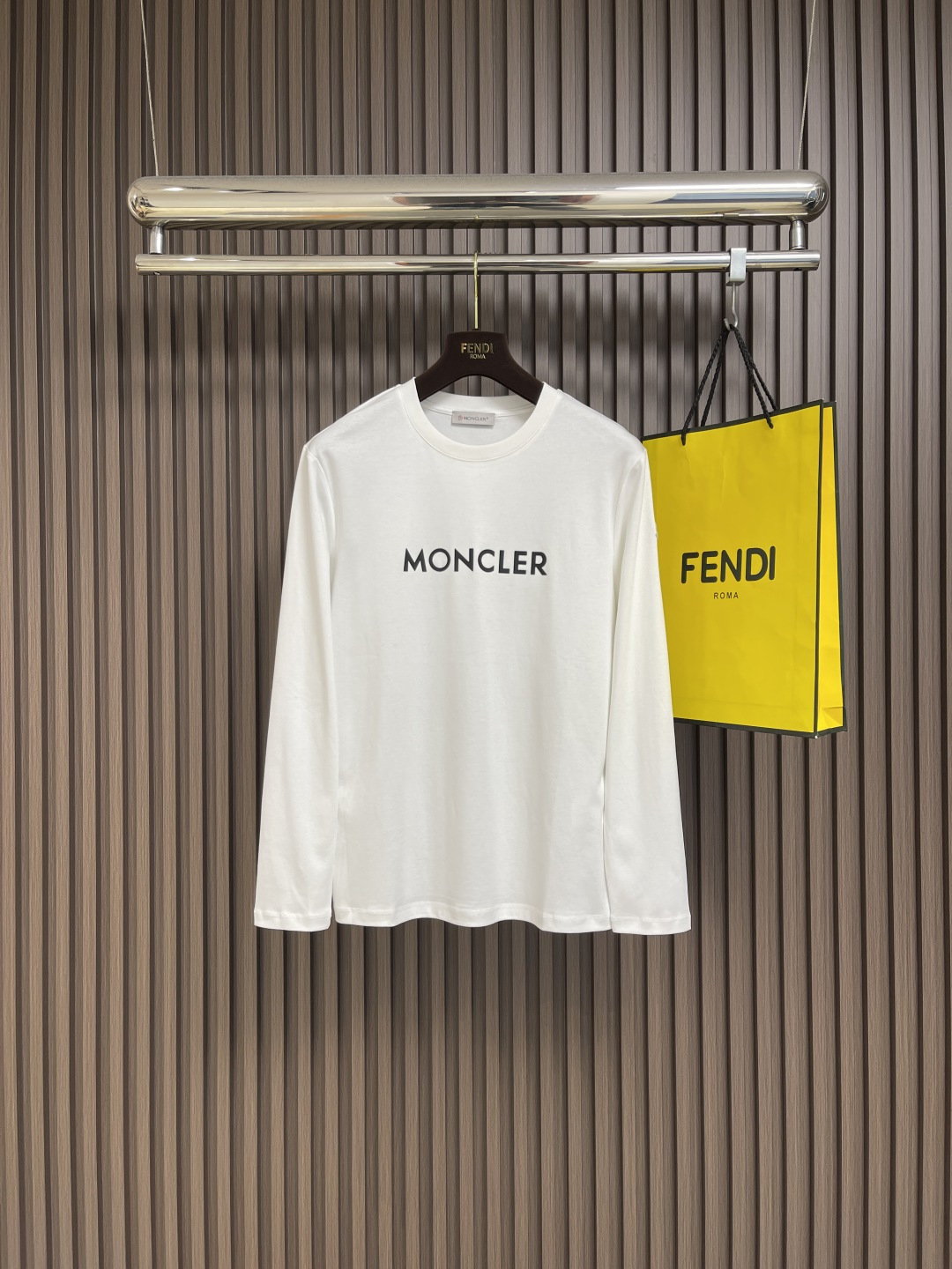 NO:572250,Moncler 2025ss early autumn new long-sleeved T-shirt, pure cotton double yarn fabric, contrast-dyed fabric, ultra-fine flat screen printing process, full of fashion sense, using fine gauze material as the screen, fixed-dyed pure cotton fabric, the upper body effect is loose and casual, three standards are complete. Sizes M-3XL,, tees, t-shirt, alexander wang19860909Moncler 2025ss早秋新款长袖T恤,纯棉双纱面料,对色定染面料,超精细平网印花工艺,潮流感十足,采用细致纱网材质做网板,定染纯棉面料,上身效果宽松休闲,三标齐全 .尺码M-3XL,,tees，t-shirt,alexander wang,Men's clothing