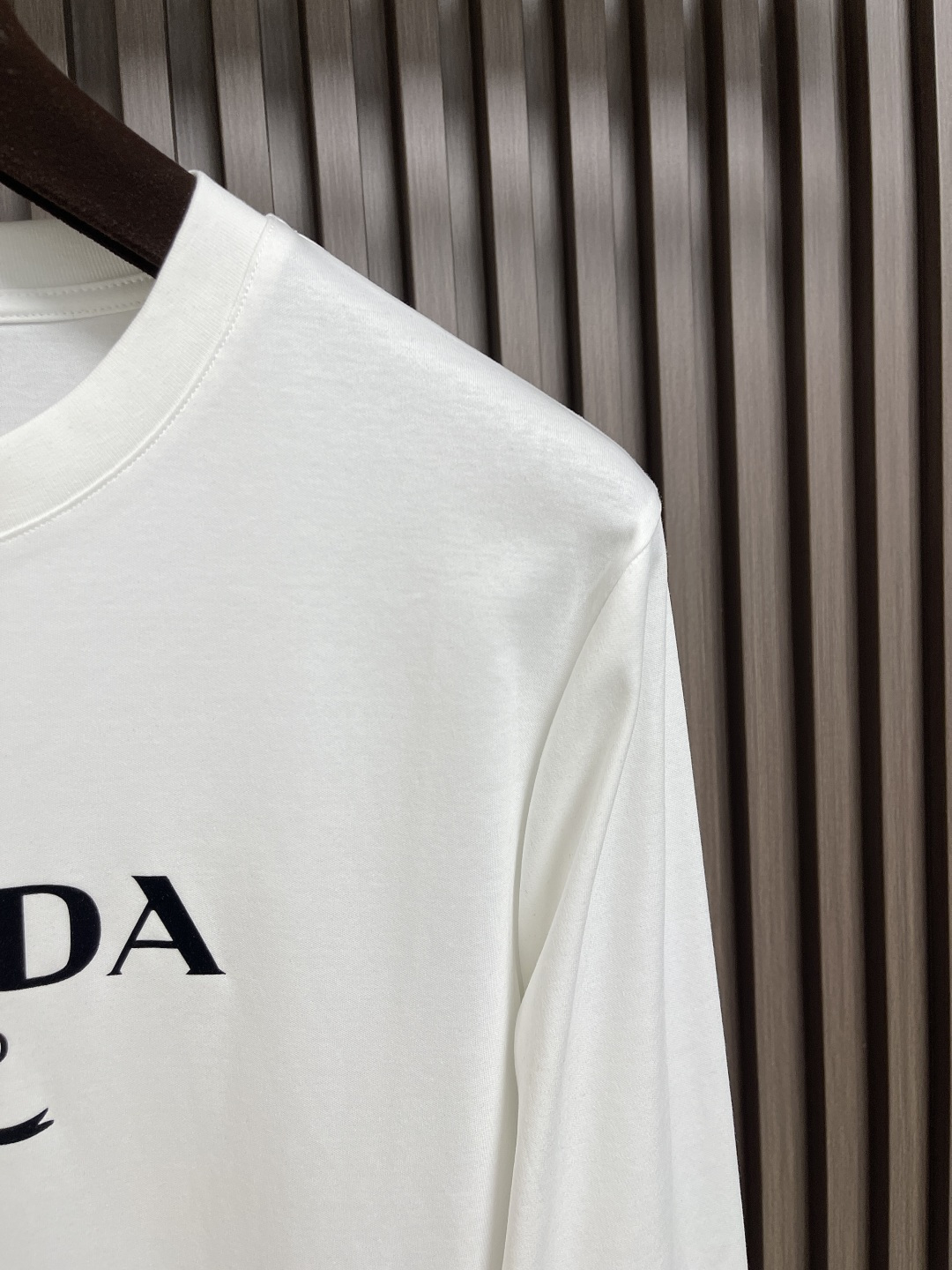 🛒🛒PRADA 2025SS秋季新款棉质长袖 T 恤，以当季色调传递典雅韵味，成就日常搭配佳选。印花含蓄