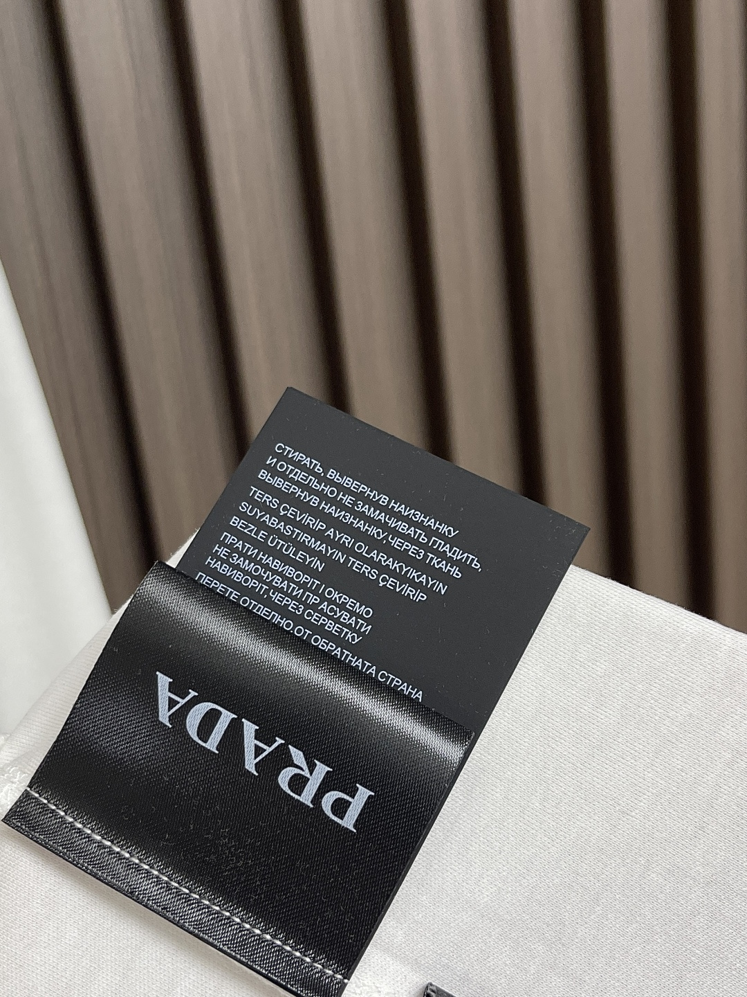 🛒🛒PRADA 2025SS秋季新款棉质长袖 T 恤，以当季色调传递典雅韵味，成就日常搭配佳选。印花含蓄