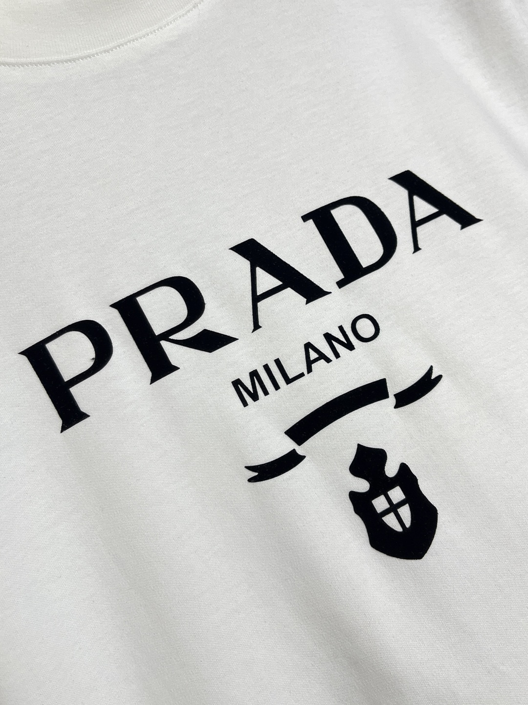 🛒🛒PRADA 2025SS秋季新款棉质长袖 T 恤，以当季色调传递典雅韵味，成就日常搭配佳选。印花含蓄