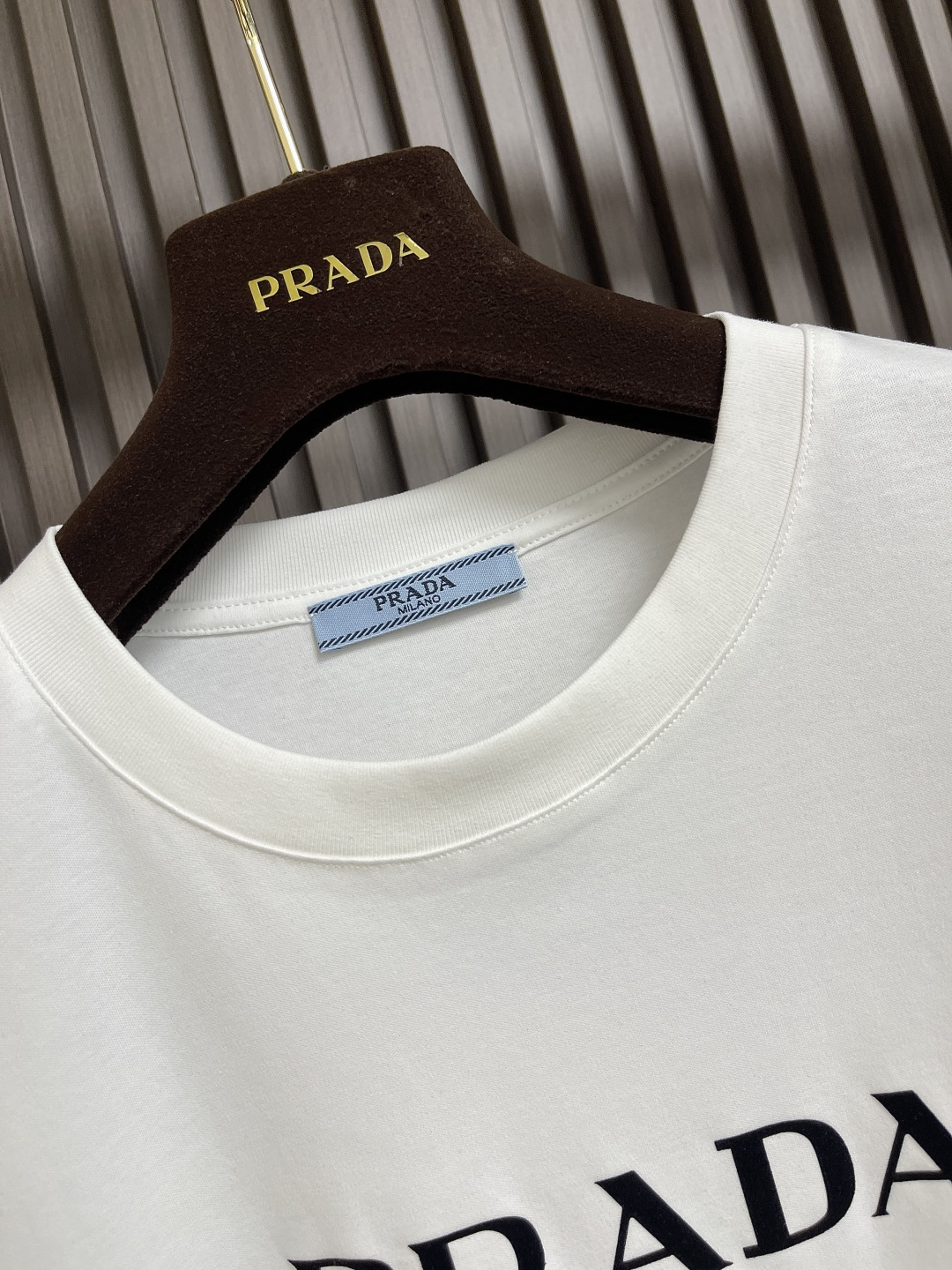 🛒🛒PRADA 2025SS秋季新款棉质长袖 T 恤，以当季色调传递典雅韵味，成就日常搭配佳选。印花含蓄
