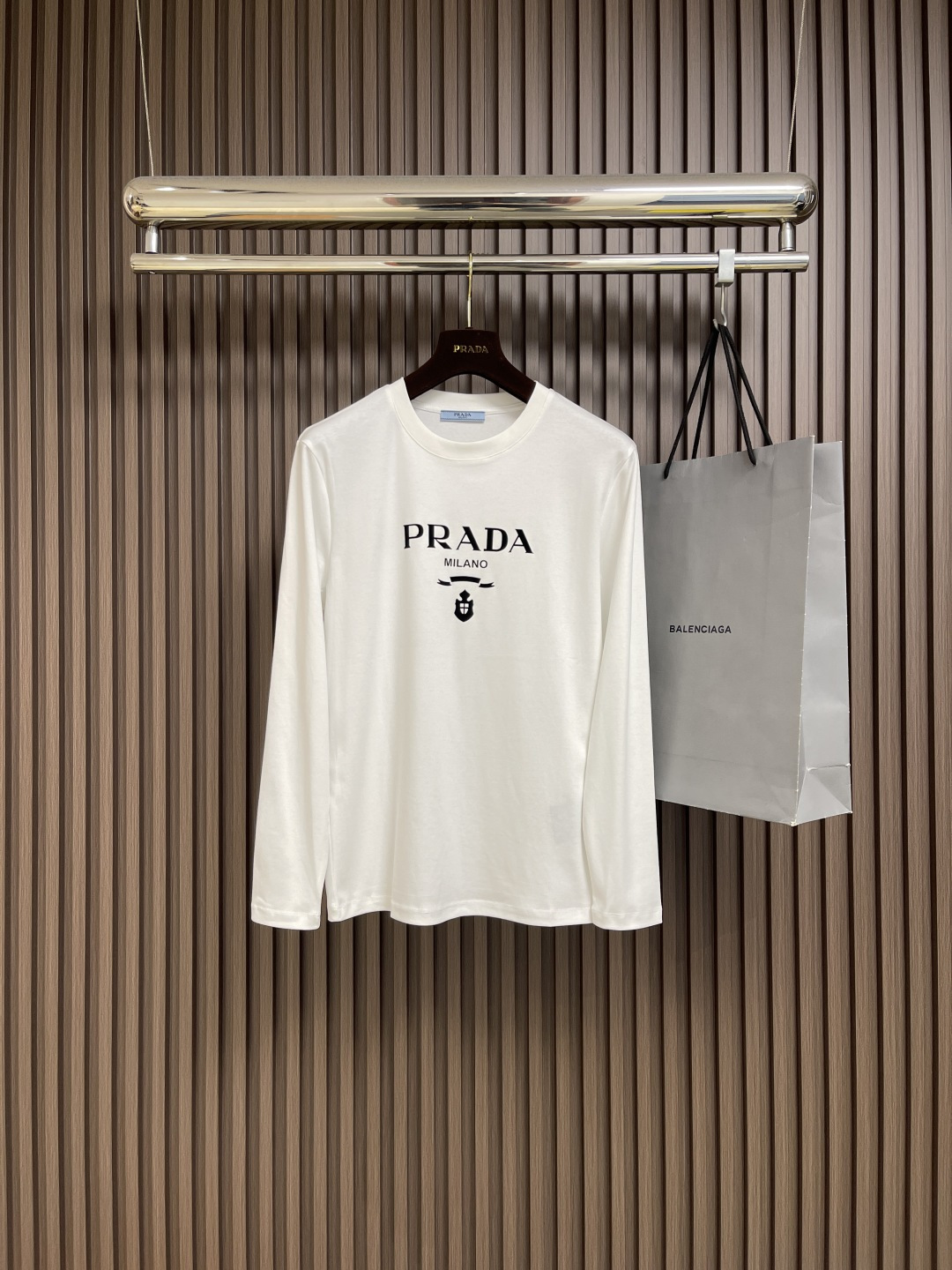🛒🛒PRADA 2025SS秋季新款棉质长袖 T 恤，以当季色调传递典雅韵味，成就日常搭配佳选。印花含蓄