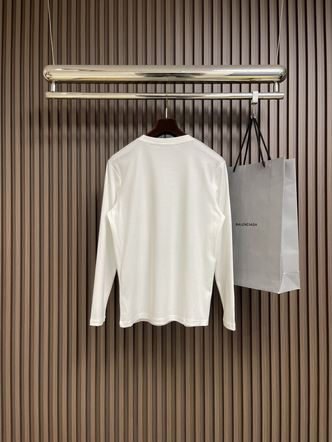 🛒🛒PRADA 2025SS秋季新款棉质长袖 T 恤，以当季色调传递典雅韵味，成就日常搭配佳选。印花含蓄