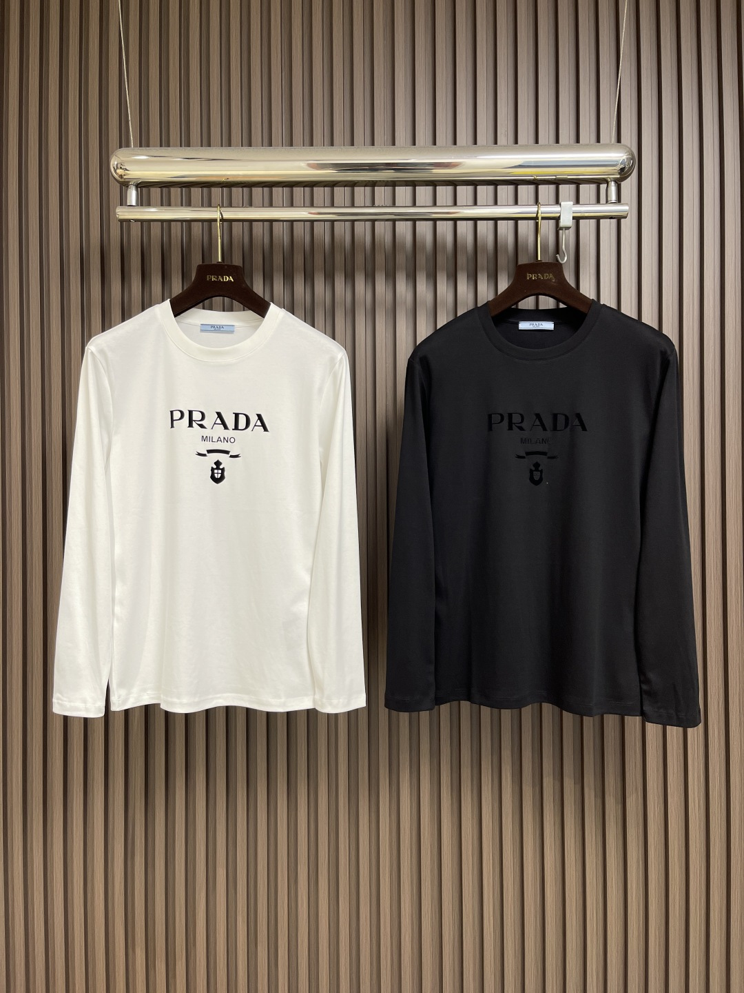🛒🛒PRADA 2025SS秋季新款棉质长袖 T 恤，以当季色调传递典雅韵味，成就日常搭配佳选。印花含蓄