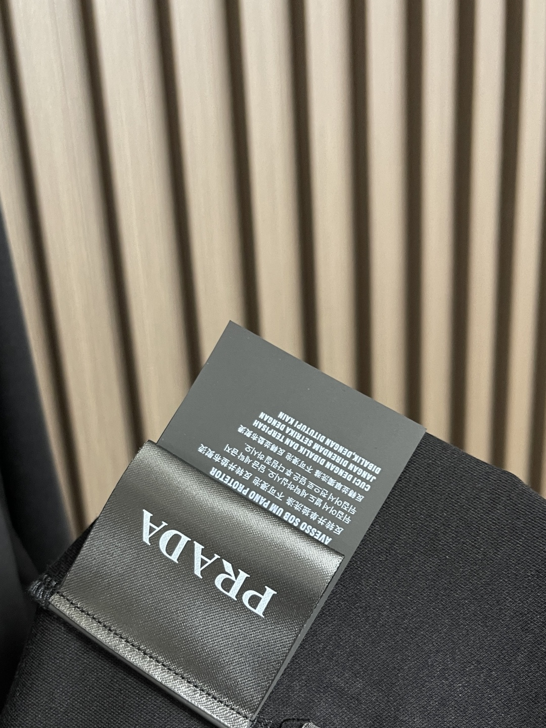 🛒🛒PRADA 2025SS秋季新款棉质长袖 T 恤，以当季色调传递典雅韵味，成就日常搭配佳选。印花含蓄