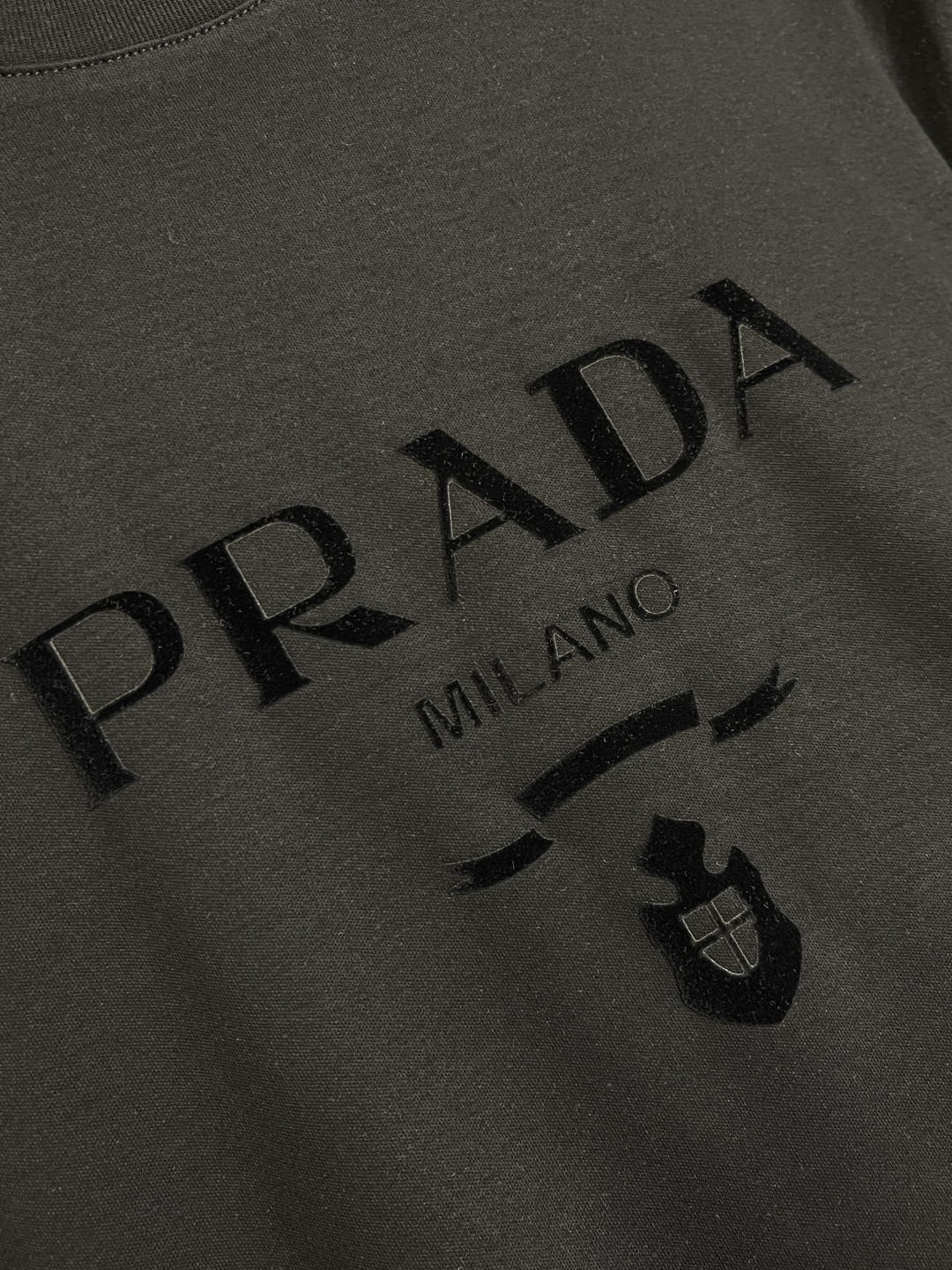 🛒🛒PRADA 2025SS秋季新款棉质长袖 T 恤，以当季色调传递典雅韵味，成就日常搭配佳选。印花含蓄