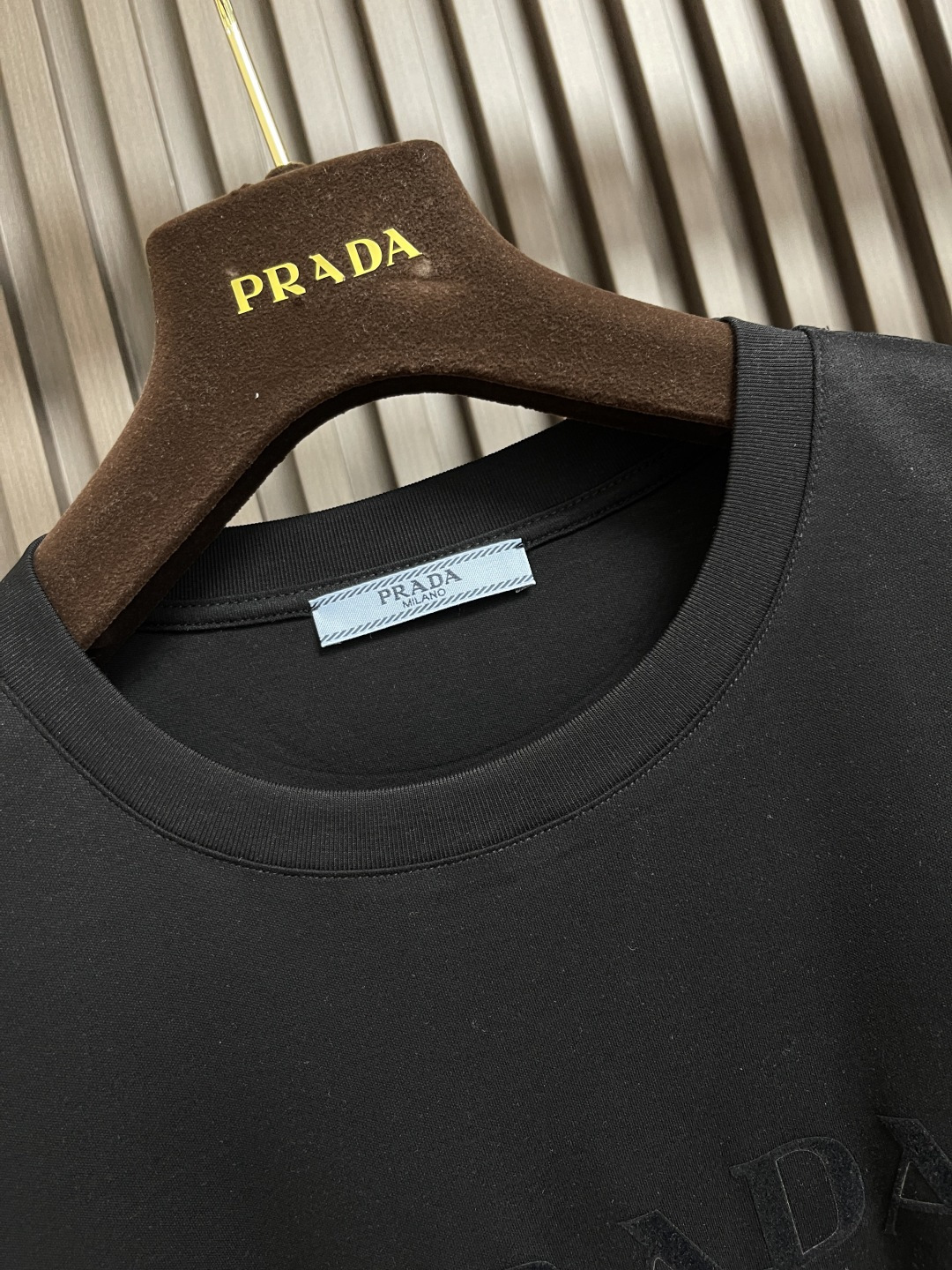 🛒🛒PRADA 2025SS秋季新款棉质长袖 T 恤，以当季色调传递典雅韵味，成就日常搭配佳选。印花含蓄
