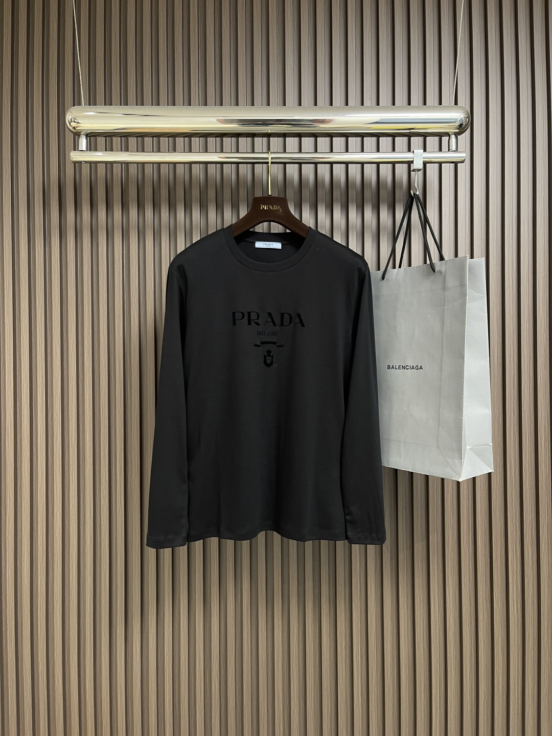 🛒🛒PRADA 2025SS秋季新款棉质长袖 T 恤，以当季色调传递典雅韵味，成就日常搭配佳选。印花含蓄