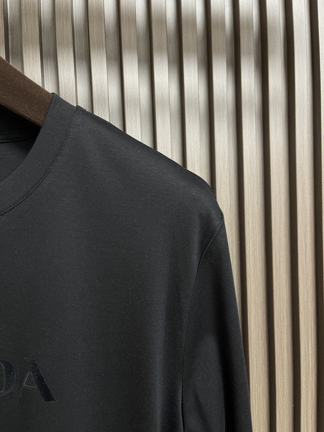 🛒🛒PRADA 2025SS秋季新款棉质长袖 T 恤，以当季色调传递典雅韵味，成就日常搭配佳选。印花含蓄