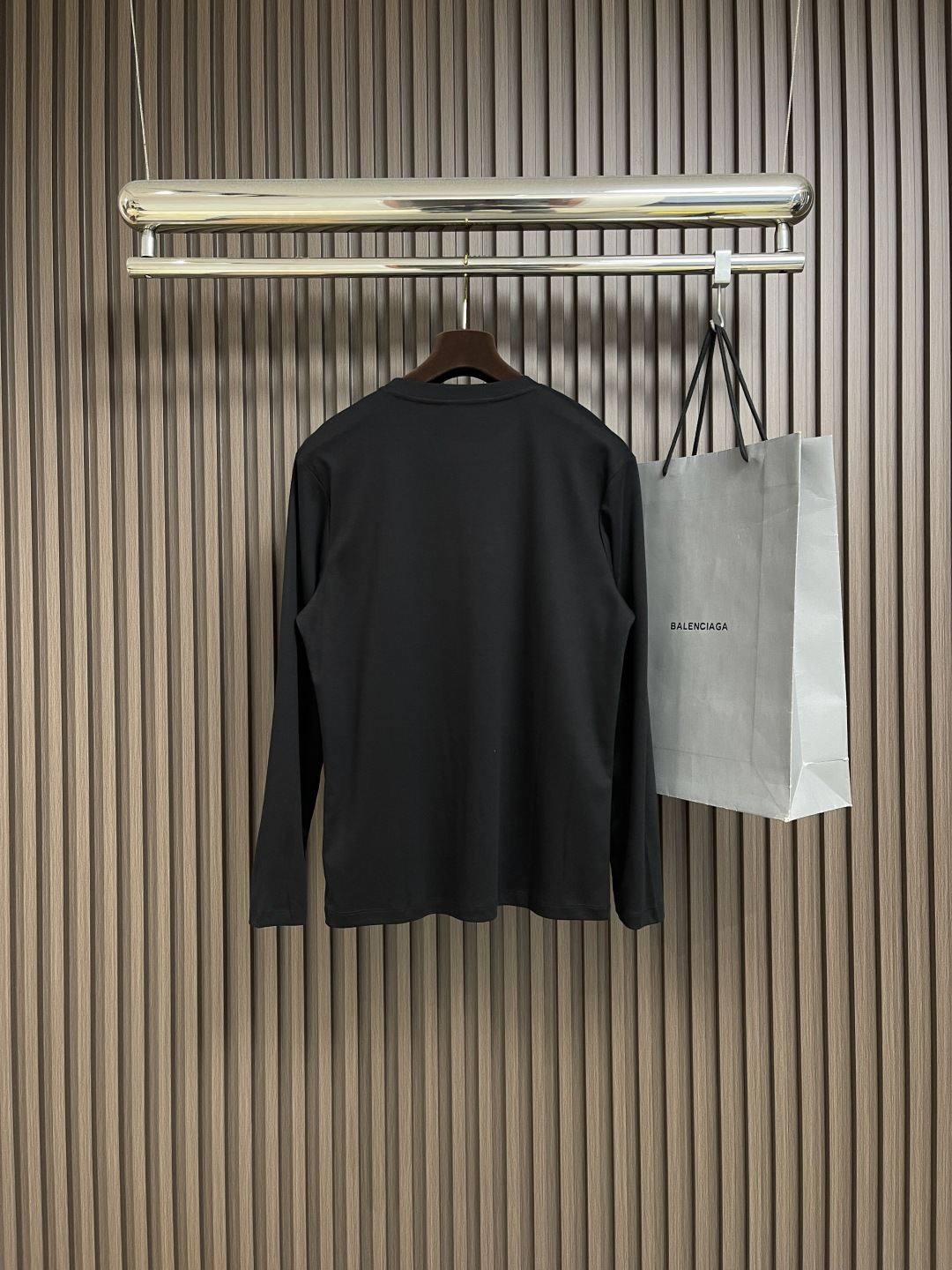 🛒🛒PRADA 2025SS秋季新款棉质长袖 T 恤，以当季色调传递典雅韵味，成就日常搭配佳选。印花含蓄