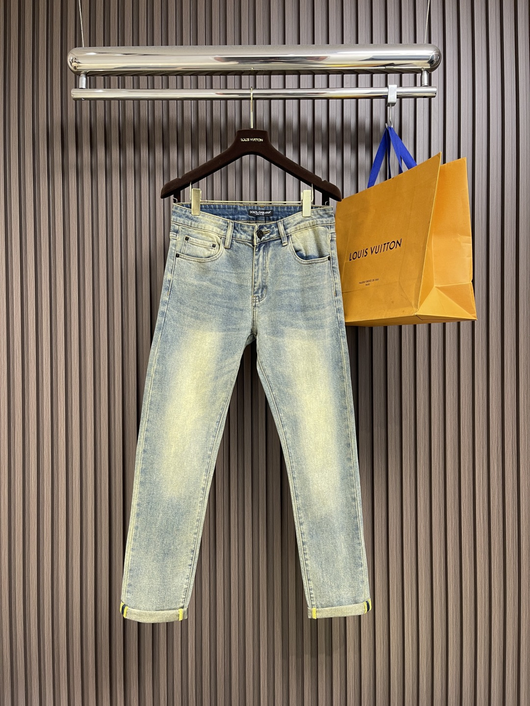 NO:573285,DG 2025ss new spring and summer washed men's casual jeans, a pair of jeans with a strong sense of style. Fashion is a cycle, so this cycle is especially intensive in the denim category!  These jeans are made of imported Japanese denim denim cotton fabric, washed and whitened by heavy industry, and they look very good!  The comfort level is also unmatched. The fabric is soft, skin-friendly and elastic, and has excellent perspiration wicking and breathability. It can be worn all year round!  The back pocket is full of recognizable embroidery, as well as the matte lacquered metal button details with engraved words, showing the brand identity in a low-key and restrained way!  Classic small straight jeans cut, the upper body can modify all imperfect leg shapes, instantly dividing the identity into a golden ratio effect, it is very worthy of being included in men's wardrobe. Sizes 28-38 Yes 35 No 37,,jeans,gold,alexander wang19860909DG 2025ss春夏新品水洗男士休闲牛仔裤,腔调感极强的一款牛仔裤,都是时尚是个轮回,那么于牛仔类别而言这样的轮回尤其密集！该牛仔裤采用客供进口日制丹宁牛仔棉布制成,重工水洗磨白,颜值度超级高！舒适度方面同样也不安下风,面料柔软亲肤有弹力,同时兼顾出色的排汗透气性,可兼顾一年四季穿着搭配！后兜充满辨识度的刺绣,以及刻有字样的哑光漆面金属纽扣细节,低调内敛的展现出品牌身份！经典小直筒牛仔裤版型剪裁,上身能够修饰所有不完美的腿型,瞬间将身份拉分成黄金比例效果,非常值得被收入男士的衣橱之中.尺码28-38 有35 无37,,jeans,gold,alexander wang,Men's clothing