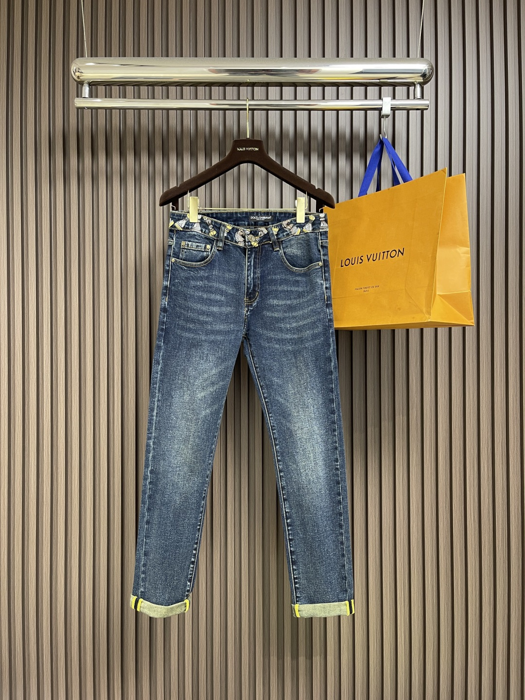 NO:573283,DG 2025ss new spring and summer washed men's casual jeans, a pair of jeans with a strong sense of style. Fashion is a cycle, so this cycle is especially intensive in the denim category!  These jeans are made of imported Japanese denim denim cotton fabric, washed and whitened by heavy industry, and they look very good!  The comfort level is also unmatched. The fabric is soft, skin-friendly and elastic, and has excellent perspiration wicking and breathability. It can be worn all year round!  The back pocket is full of recognizable embroidery, as well as the matte lacquered metal button details with engraved words, showing the brand identity in a low-key and restrained way!  Classic small straight jeans cut, the upper body can modify all imperfect leg shapes, instantly dividing the identity into a golden ratio effect, it is very worthy of being included in men's wardrobe. Sizes 28-38 Yes 35 No 37,,jeans,gold,alexander wang19860909DG 2025ss春夏新品水洗男士休闲牛仔裤,腔调感极强的一款牛仔裤,都是时尚是个轮回,那么于牛仔类别而言这样的轮回尤其密集！该牛仔裤采用客供进口日制丹宁牛仔棉布制成,重工水洗磨白,颜值度超级高！舒适度方面同样也不安下风,面料柔软亲肤有弹力,同时兼顾出色的排汗透气性,可兼顾一年四季穿着搭配！后兜充满辨识度的刺绣,以及刻有字样的哑光漆面金属纽扣细节,低调内敛的展现出品牌身份！经典小直筒牛仔裤版型剪裁,上身能够修饰所有不完美的腿型,瞬间将身份拉分成黄金比例效果,非常值得被收入男士的衣橱之中.尺码28-38 有35 无37,,jeans,gold,alexander wang,Men's clothing