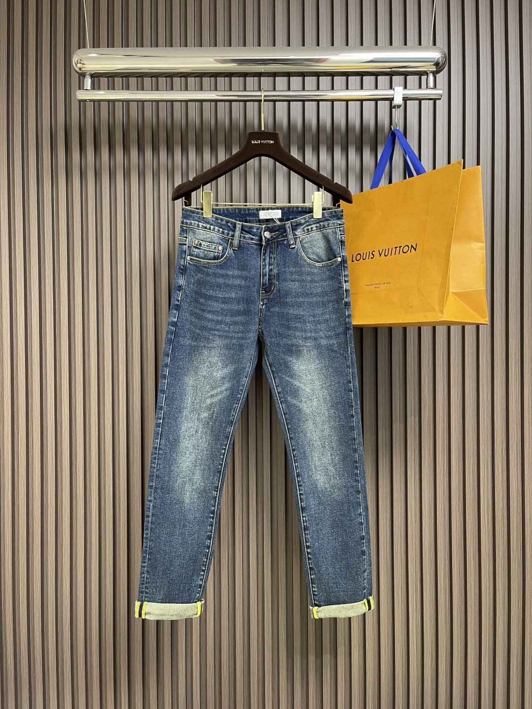 NO:573303,BrunelloCucinelli BC men's casual jeans, 2025SS early spring new style, perfectly hemmed inside, customized original hardware, exquisite leather label on the back, imported denim fabrics for customers, wide version, versatile upper body. Sizes 28-38, yes 35, no 37,, brunello cucinelli, jeans, alexander wang19860909BrunelloCucinelli BC 男士休闲牛仔裤,2025SS早春新款,内里完美包边,定制原版五金,背面精美皮牌,客供进口牛仔面料,版型挺阔 上身百搭.尺码28-38 有35 无37,,brunello cucinelli,jeans,alexander wang,Men's clothing