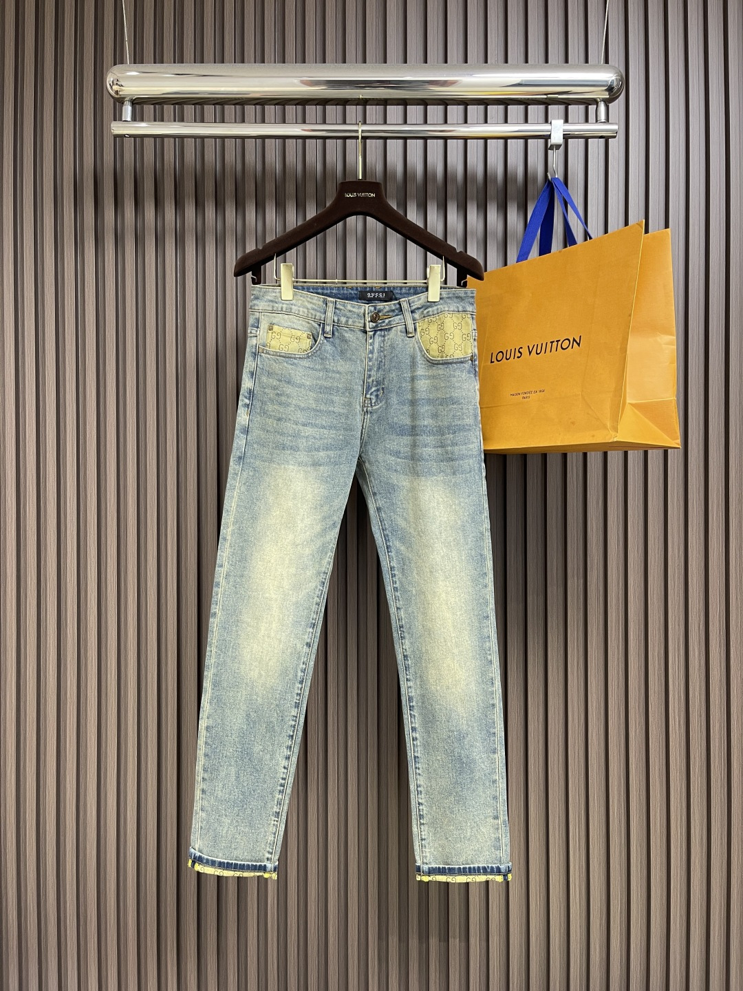 NO:573290,GUCCI 2025AW Autumn and Winter models, full order!  Classic five-pocket men's small straight jeans with presbyopic splicing. The design with presbyopic embellishments on the waist is very bright. Fitted tailoring. Full hardware accessories. Exquisite and highlighted texture. Classic and versatile primary color wash. Very wearable. No matter how you match it, you can't go wrong. The fabric is custom-made denim fabric. Micro-elastic. Spring thickness. The upper body is comfortable and not tight. Skin-friendly and breathable. Highly recommended for jeans lovers. Sizes 28-38 and 35 are available.  No 37,,gucci,jeans,alexander wang19860909GUCCI 2025AW 秋冬款 全品相订单！老花拼接经典五袋款男士小直筒牛仔裤 腰际老花点缀的设计 很有亮点 合体的剪裁 全品相五金辅料 精致而凸显质感 经典百搭的原色水洗 实穿性很高 不管怎么搭配都不会出错 面料客供订织牛仔面料 微弹力 春季厚度 上身舒适不紧绷 亲肤而透气 喜欢牛仔裤强烈推荐.尺码28-38 有35 无37,,gucci,jeans,alexander wang,Men's clothing