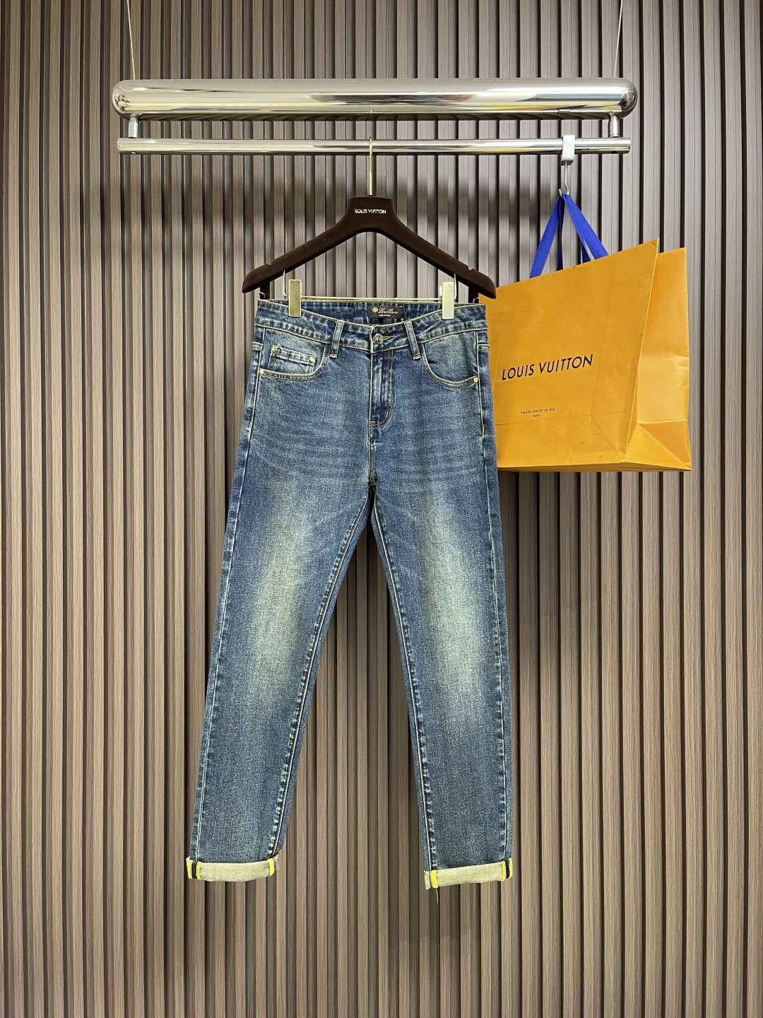 NO:572229,LP Loropiana 2025ss new autumn and winter hemmed jeans. They are easy to wear and don't have to worry about your figure. There are not many restrictions on matching. They can be casually and concisely set off other items to show your own style and posture. A full set of original hardware and accessories, top-notch, so you don't have to worry about matching for daily outings. Sizes 28-38 Yes 35 No 37, loro piana, loro piana, jeans, alexander wang19860909LP Loropiana 2025ss秋冬新款卷边牛仔裤,好穿不挑身材,在搭配上没有太多的限制 随意简洁的衬托其他单品,来展现自己的风格姿态～全套原版五金辅料,顶级打造,日常外出不必再为搭配而烦恼.尺码28-38 有35 无37,,loro piana,loro piana,jeans,alexander wang,Men's clothing