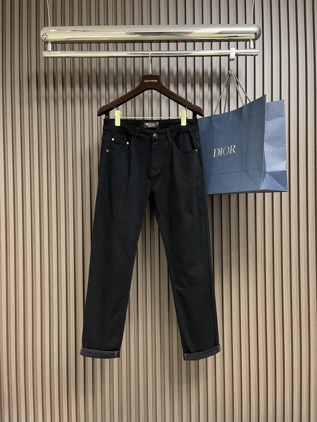 NO:572184,LP Loropiana washed straight jeans, neat tailoring visible to the naked eye, straight slim fit!  Custom-woven and dyed denim denim fabric, the waistband is a classic leather label!  The inner lining has belt loop details, dense and neat wiring, customized hardware with logo engraving, classic fly zipper, and a five-pocket basic model that is easy on the upper body!  Size 28-40 No 35 37,,loro piana,loro piana,jeans,alexander wang19860909LP Loropiana 水洗直筒牛仔裤 肉眼可见的利落裁剪,直筒修身款裤型！定织定染牛仔丹宁布面,裤腰是经典的皮标！内衬有腰带袢细节,密实齐整走线,客供定制五金并有logo雕刻,经典门襟拉链,五口袋的基础款,上身不挑人！尺码28-40 无35 37,,loro piana,loro piana,jeans,alexander wang,Men's clothing