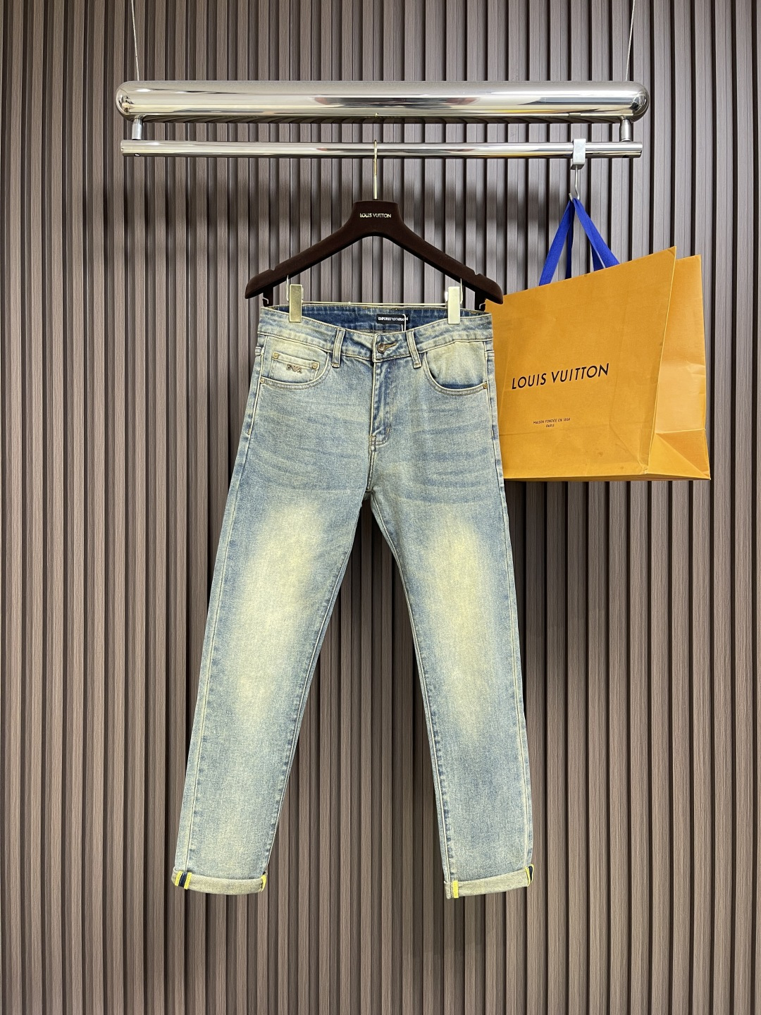 NO:573279,EA 2025SS washed casual jeans, imported original washed stretch fabric, comfortable and elastic, original hardware accessories decorated with logo, super correct fit, extremely high grade, fashionable and stylish upper body. Sizes 28-38 Yes 35 No 37,,jeans,alexander wang19860909EA 2025SS水洗休闲牛仔裤,进口原版水洗弹力面料,舒适有弹性,原版五金辅料装饰logo,版型超正,档次极高,上身时尚有型.尺码28-38 有35 无37,,jeans,alexander wang,Men's clothing
