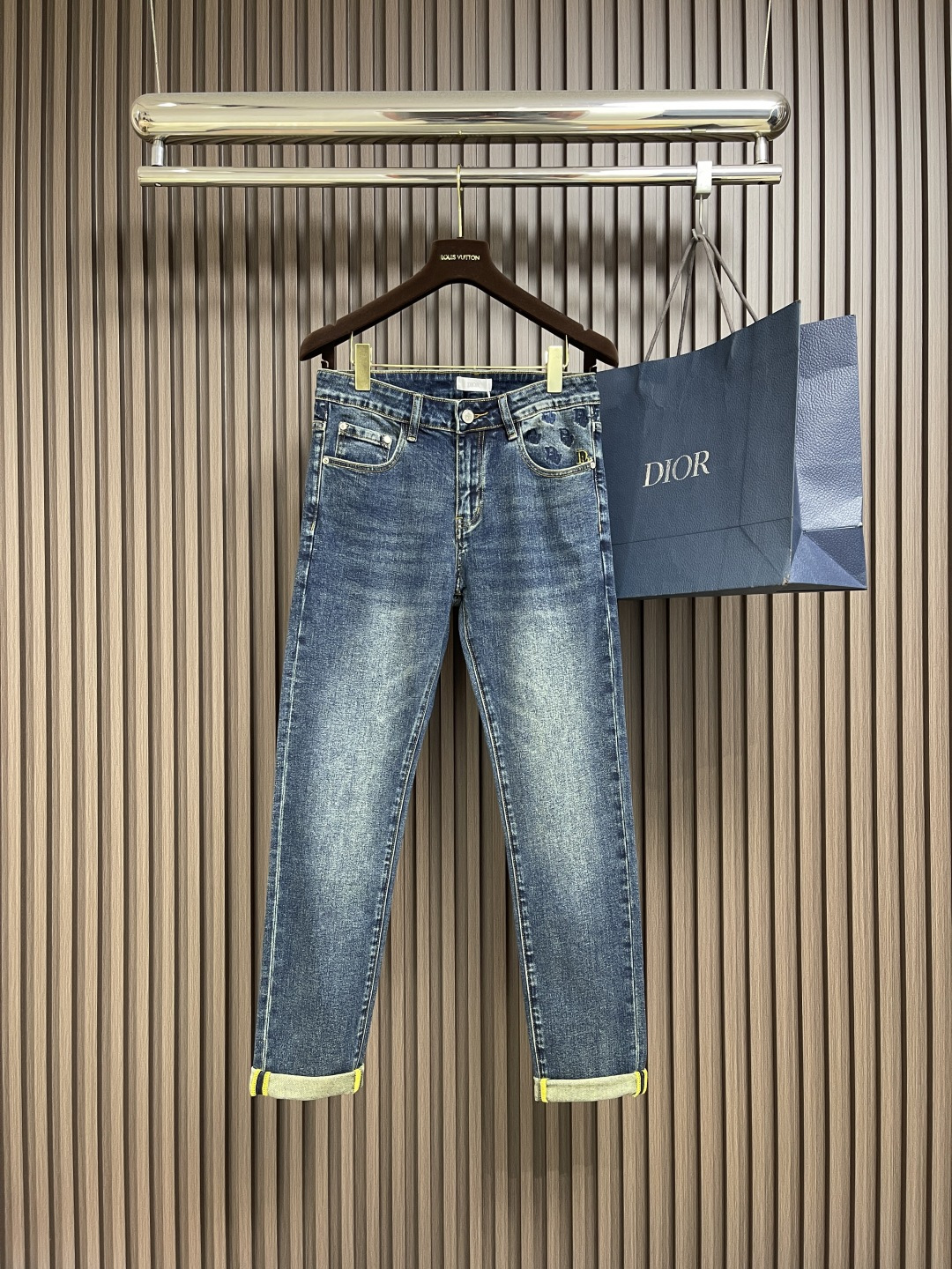 NO:573280,Dior's new logo jeans are made of imported Turkish pure cotton denim fabric. They are bright in color, breathable, and have a slim fit. They are made of micro-elastic fabric and are versatile and versatile. They will not deform or discolor after being washed for a long time. As time goes by, the color will become more and more natural. The upper body effect is excellent. Generous and elegant tailoring, the design is constantly innovating but always maintains the noble and elegant style and taste. It interprets the fashion charm. The version is small straight. Fashionable. Sizes 28-38 and 35  No 37,,dior,jeans,alexander wang19860909Dior 新款标识牛仔裤 进口土耳其纯棉牛仔牛面料 色泽靓丽,透气,修身版型 微弹力面料 随意百搭 久洗不变形 不变色 经过岁月流逝颜色会越来越自然 上身效果极佳.大方优雅的剪裁,设计不断创新却始终保持着高贵优雅的风格和品位 演绎时尚魅惑 版型小直筒 时尚佳品.尺码28-38 有35 无37,,dior,jeans,alexander wang,Men's clothing