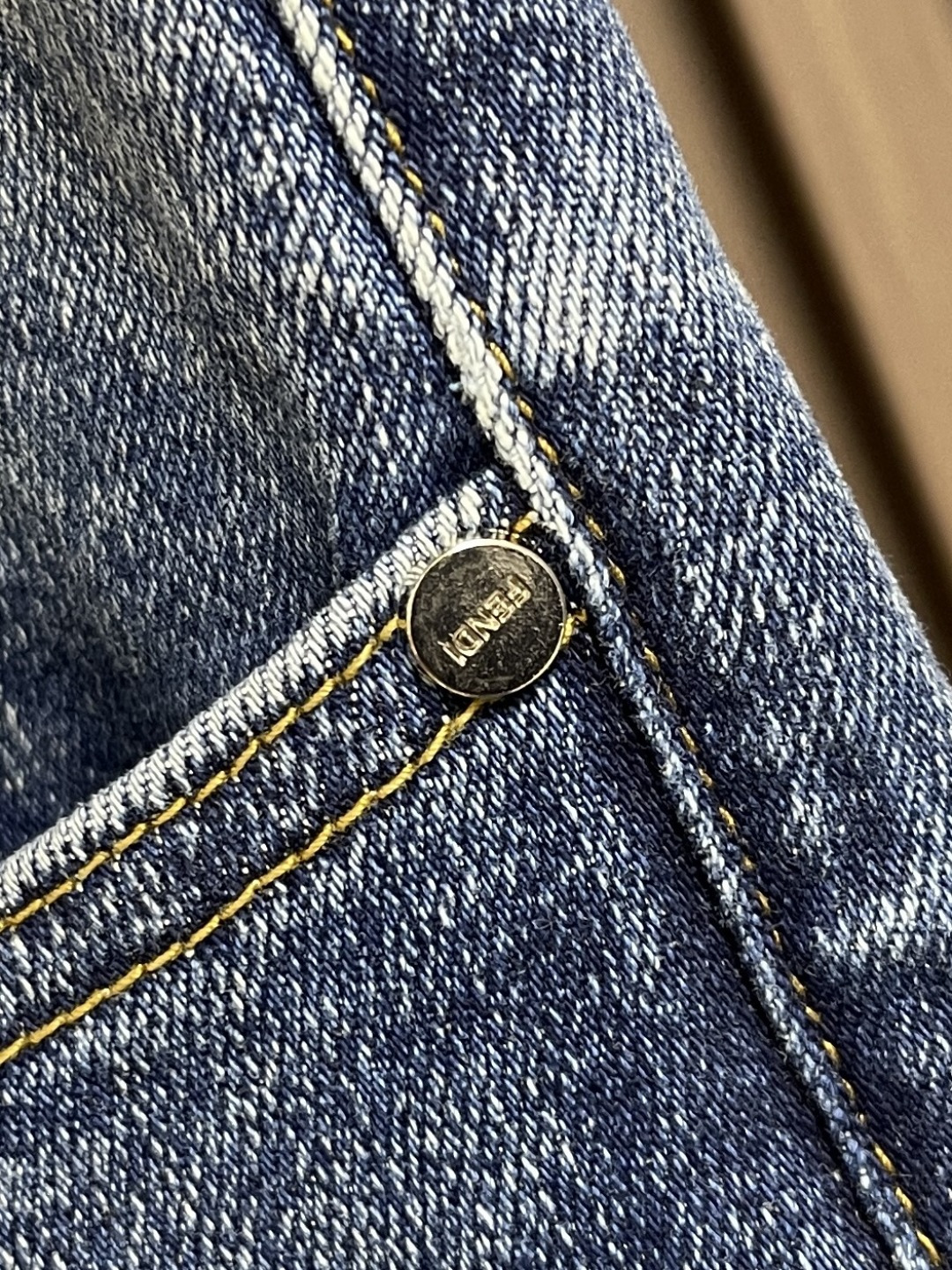 🛒🛒Fendi 新款牛仔裤，订制进口丹宁布料，质感卓然。经典五袋设计，后袋印花 logo标识设计，原厂一