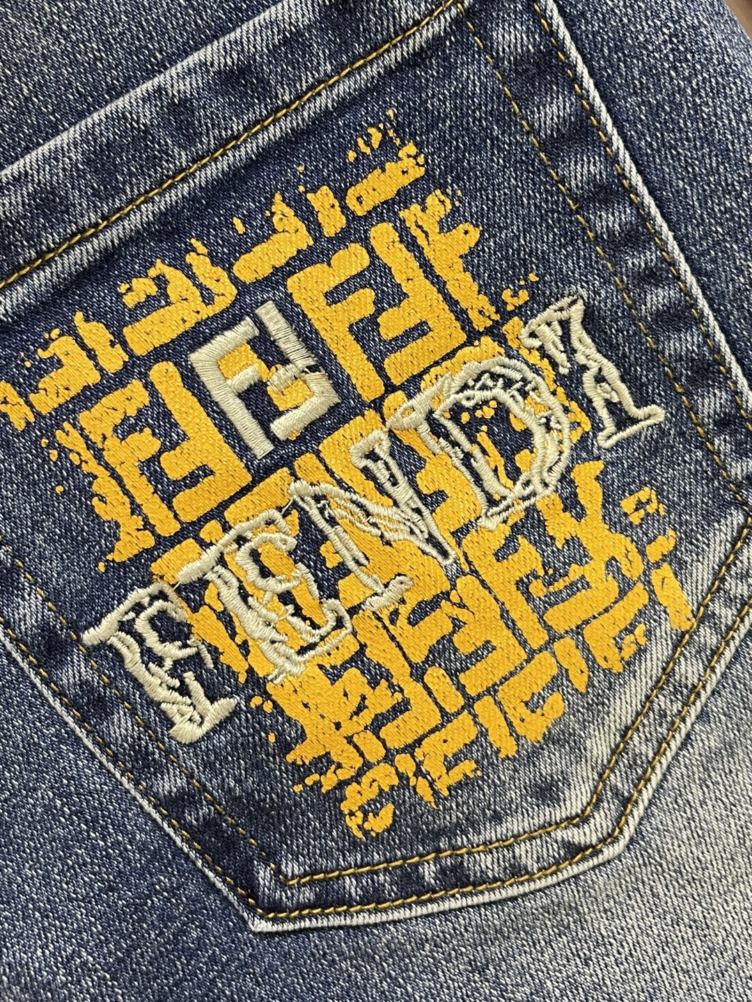 🛒🛒Fendi 新款牛仔裤，订制进口丹宁布料，质感卓然。经典五袋设计，后袋印花 logo标识设计，原厂一