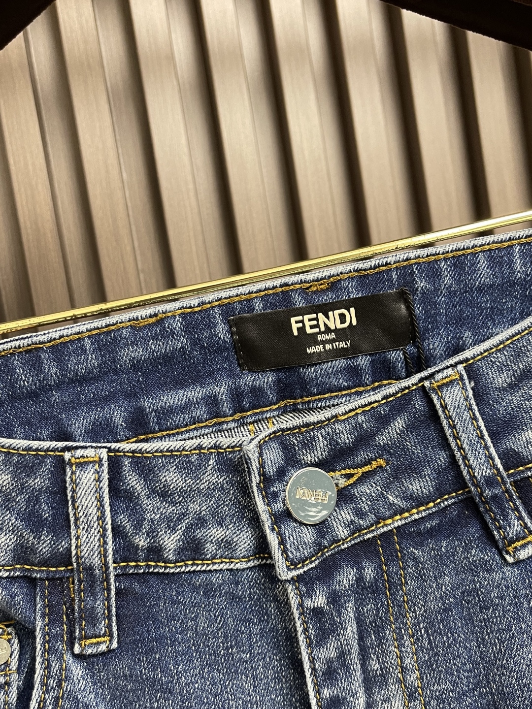 🛒🛒Fendi 新款牛仔裤，订制进口丹宁布料，质感卓然。经典五袋设计，后袋印花 logo标识设计，原厂一