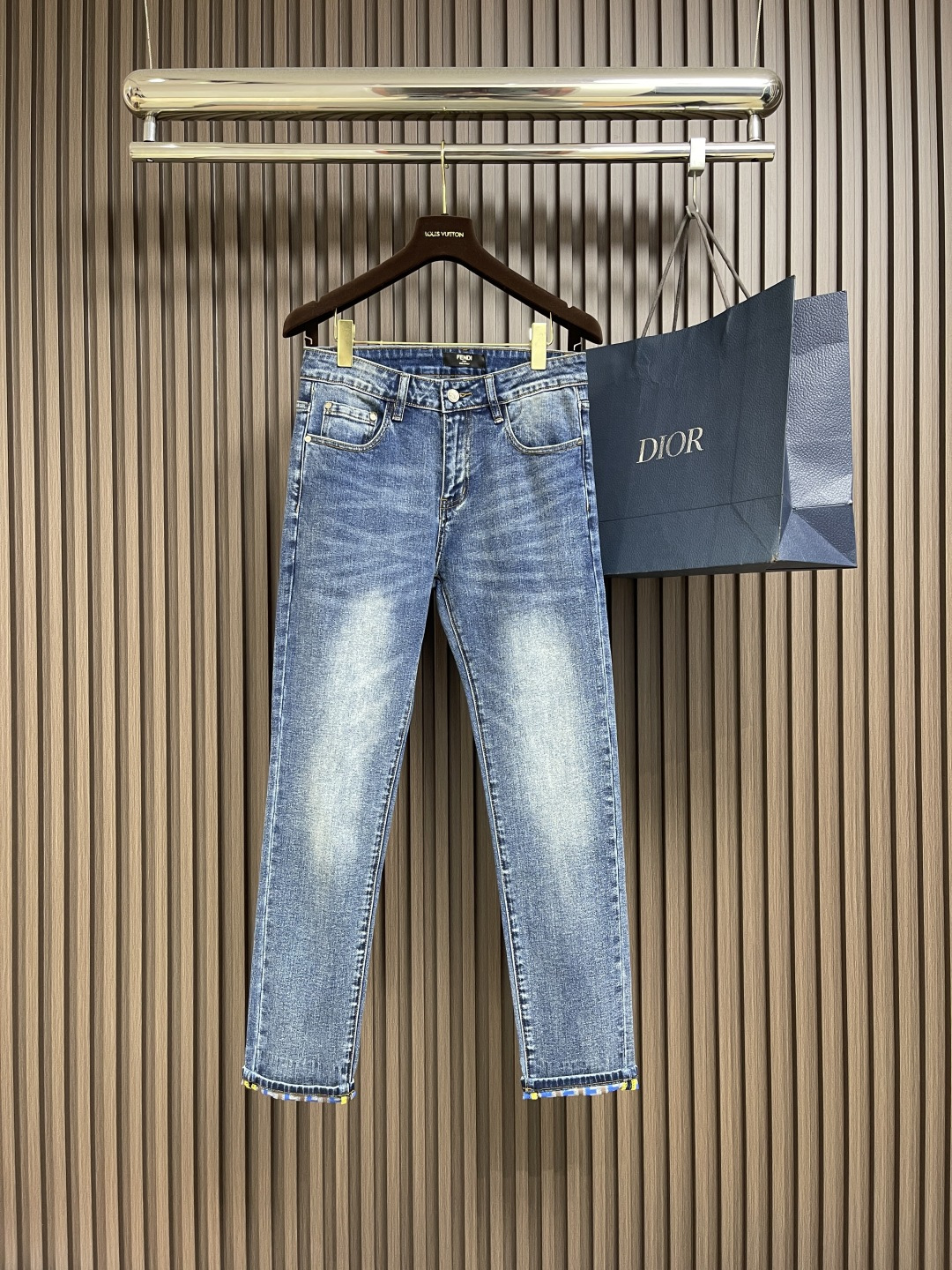 🛒🛒Fendi 新款牛仔裤，订制进口丹宁布料，质感卓然。经典五袋设计，后袋印花 logo标识设计，原厂一