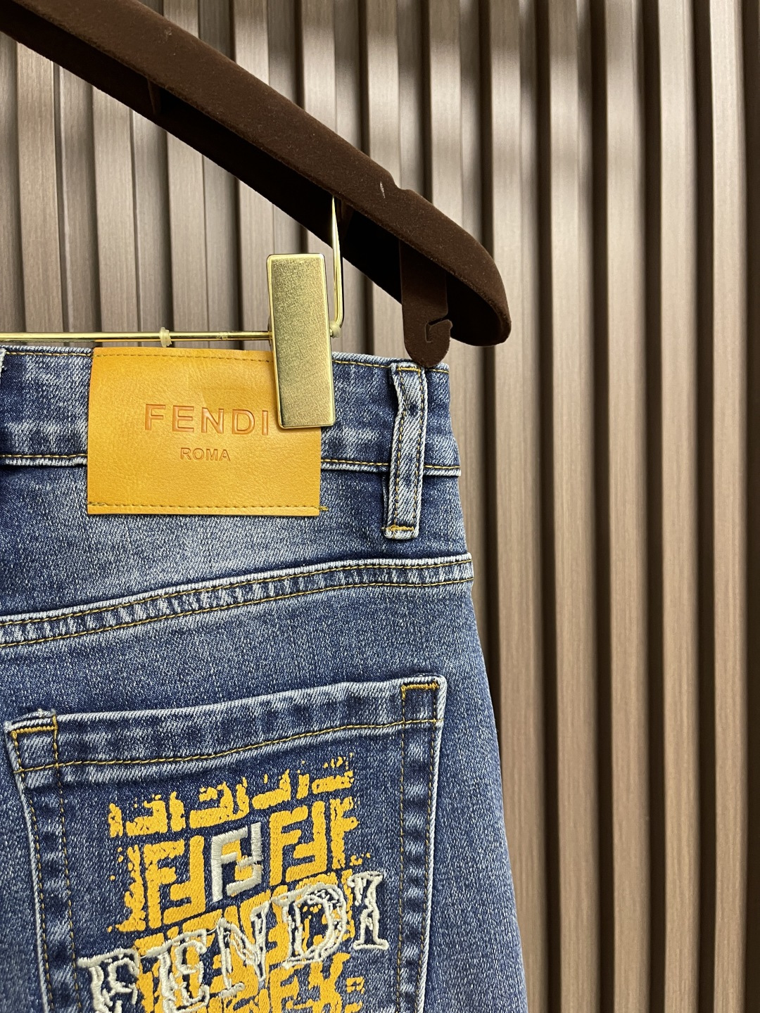 🛒🛒Fendi 新款牛仔裤，订制进口丹宁布料，质感卓然。经典五袋设计，后袋印花 logo标识设计，原厂一