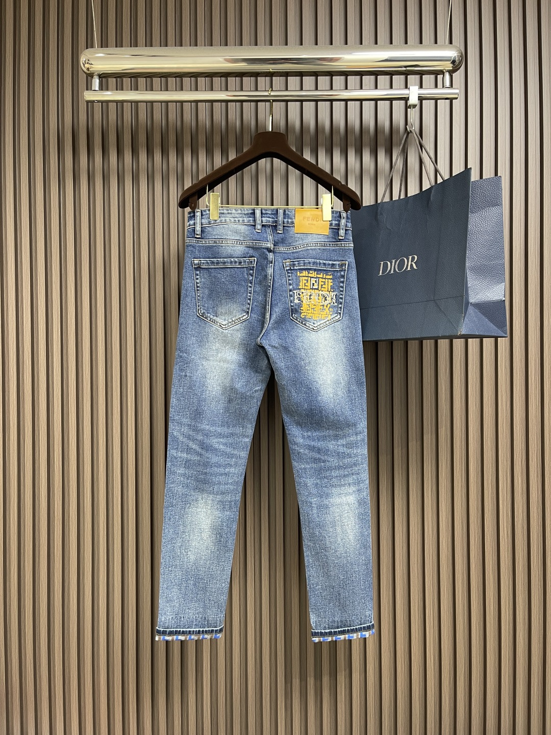 🛒🛒Fendi 新款牛仔裤，订制进口丹宁布料，质感卓然。经典五袋设计，后袋印花 logo标识设计，原厂一