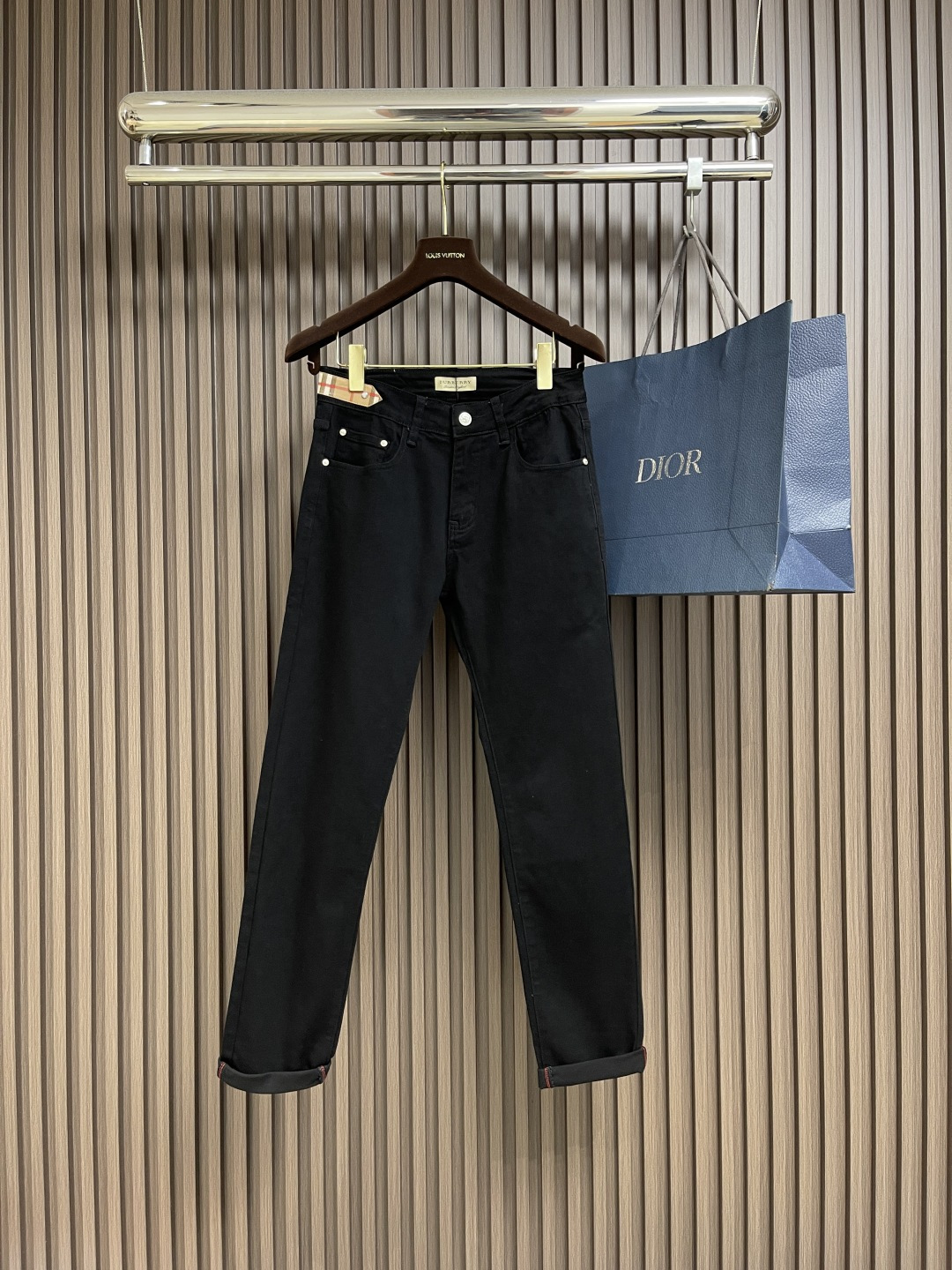 NO:572196,Burberry  Men's straight-leg jeans with war horse logo, 2025SS new model, one of the must-have items for daily casual wear, retro denim color, low-key and fashionable. Made of custom-woven denim cotton, using long-staple cotton from Xinjiang, with a strong texture, classic denim thick-count twill  Surface, tight texture, ultimate skin-friendly feel, good moisture absorption and breathability, comfortable to wear, very neat and simple style design, straight cut, war horse logo print on the back pocket, classic and unchanged leather nameplate design on the waistband, the sense of class is clear at a glance. Size 28-40  No 35 37,,burberry,jeans,alexander wang19860909Burberry 战马徽标男士直筒牛仔裤,2025SS新款,日常休闲穿搭必备的单品之一,复古丹宁色,低调时髦.客供定织牛仔棉布制作,采用新疆的长绒棉,肌里感强烈,经典牛仔粗支纱斜纹布面,质地紧密,极致的亲肤感,吸湿透气性好,穿着舒适,款式设计十分俐落简洁,直筒版型裁剪,后袋的战马徽标印花,裤腰经典不变的皮牌铭牌设计,档次感一目了然.尺码28-40 无35 37,,burberry,jeans,alexander wang,Men's clothing