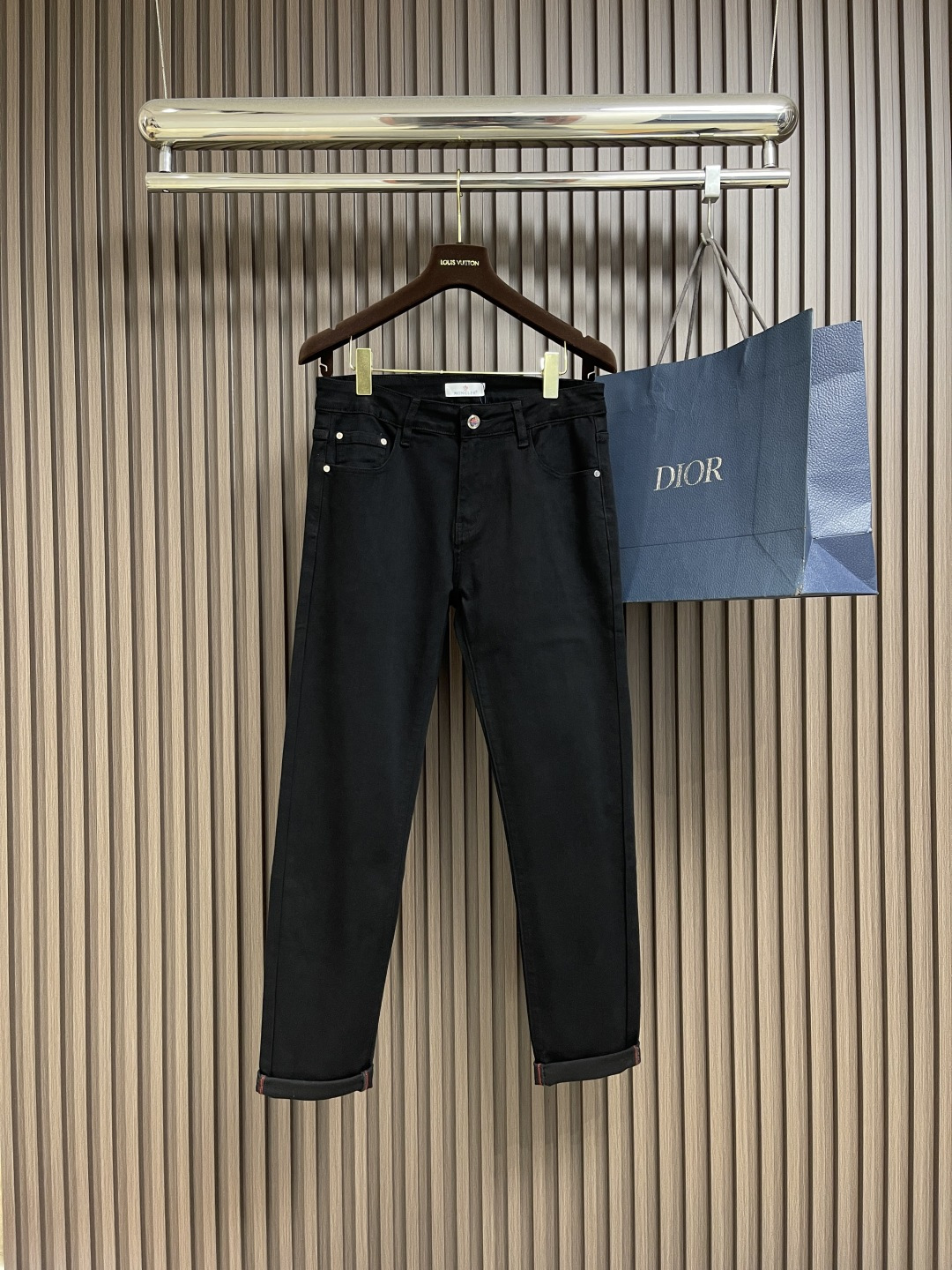 NO:572187,Moncler's new jeans are super versatile and top-notch jeans. They are made of denim denim. The fabric is made soft through environmentally friendly washing process. The fabric is slightly elastic and more comfortable. The inner edges, engraved hardware buttons, leather tags, and woven wheat accessories are all original products. Straight-leg version, not picky about your figure. Sizes 28-40 No 35 37,,jeans,alexander wang19860909Moncler 新款牛仔裤,超级百搭、殿堂级的牛仔裤,采用丹宁牛仔布,通过环保洗水工艺使面料变得柔软,面料微弹,舒适度更高,内里包边,刻字五金纽扣、皮牌、织麦辅料全为原厂货.直筒版型,不挑身材.尺码28-40 无35 37,,jeans,alexander wang,Men's clothing