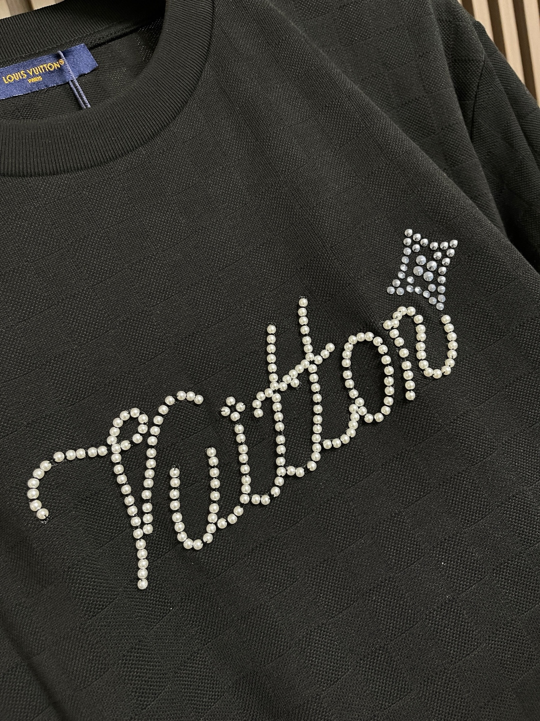 🛒🛒LV 棋盘格提花手写签名串珠柳丁短袖T恤，本款珠地棉以Der提花呈现细腻肌理，再以莹亮串珠于胸前勾勒