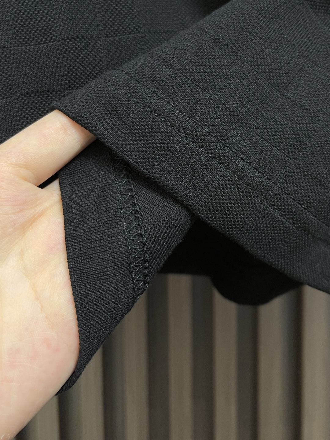 🛒🛒LV 棋盘格提花手写签名串珠柳丁短袖T恤，本款珠地棉以Der提花呈现细腻肌理，再以莹亮串珠于胸前勾勒