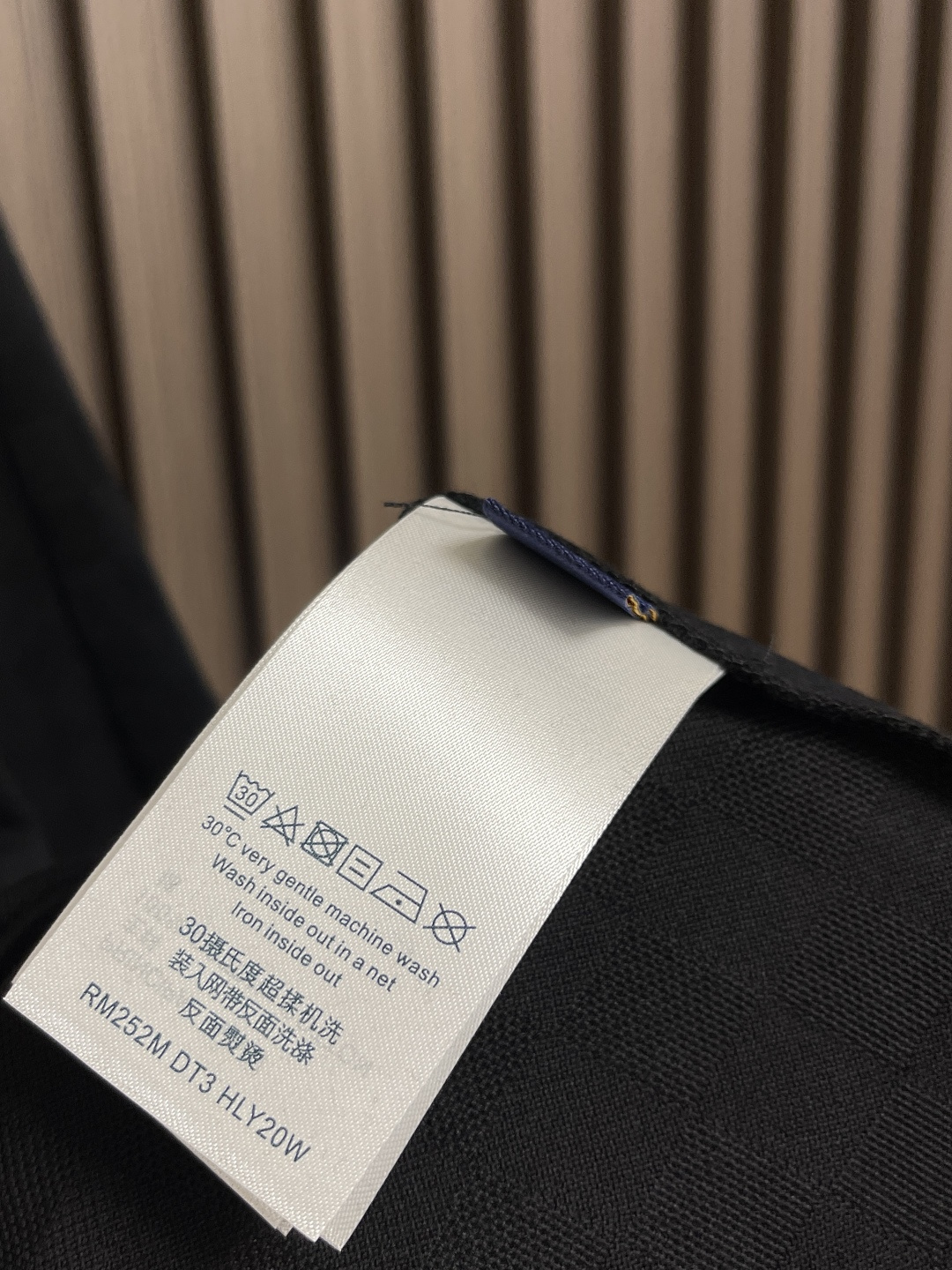 🛒🛒LV 棋盘格提花手写签名串珠柳丁短袖T恤，本款珠地棉以Der提花呈现细腻肌理，再以莹亮串珠于胸前勾勒